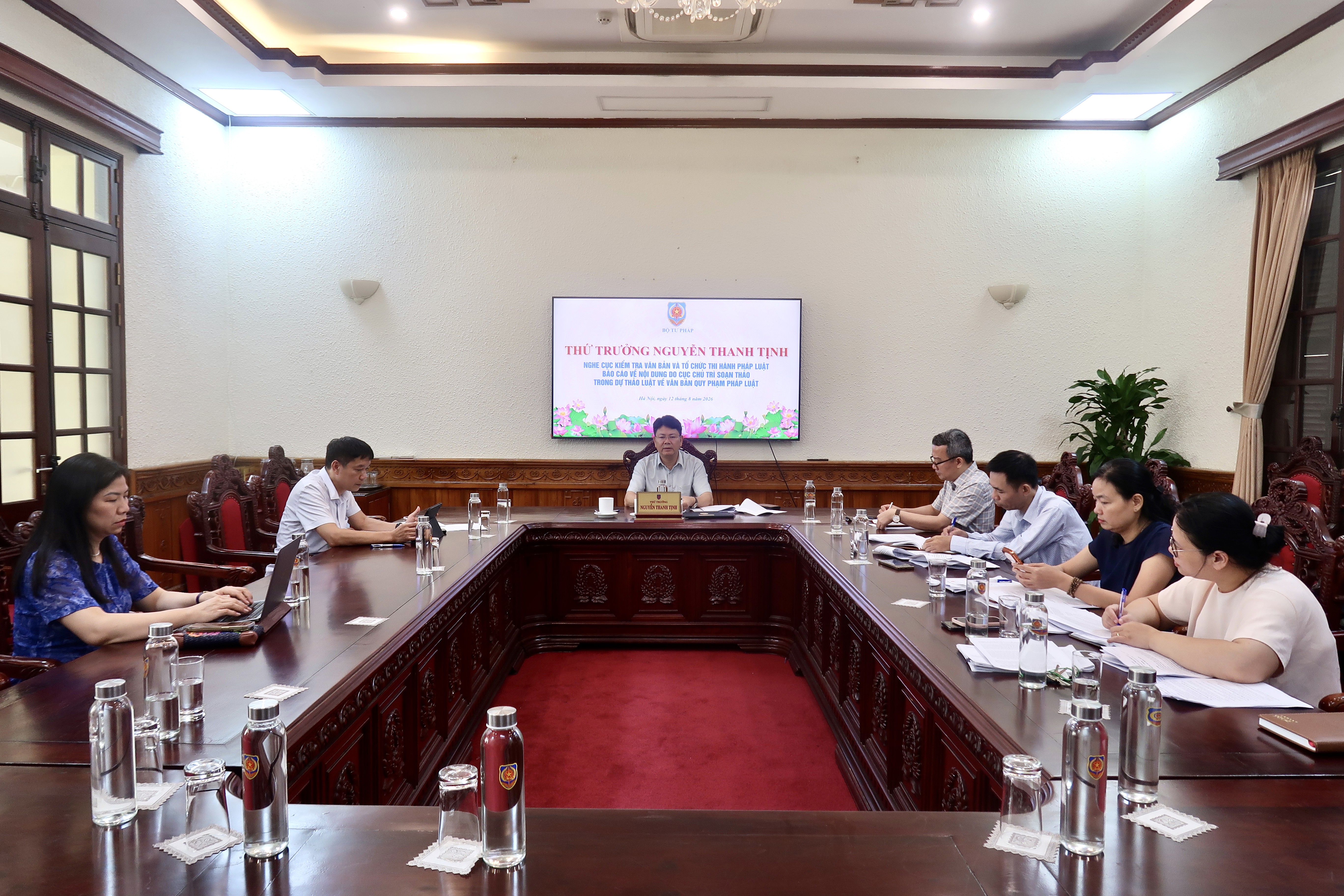Ảnh đại diện bài viết: quanh cảnh buổi làm việc.