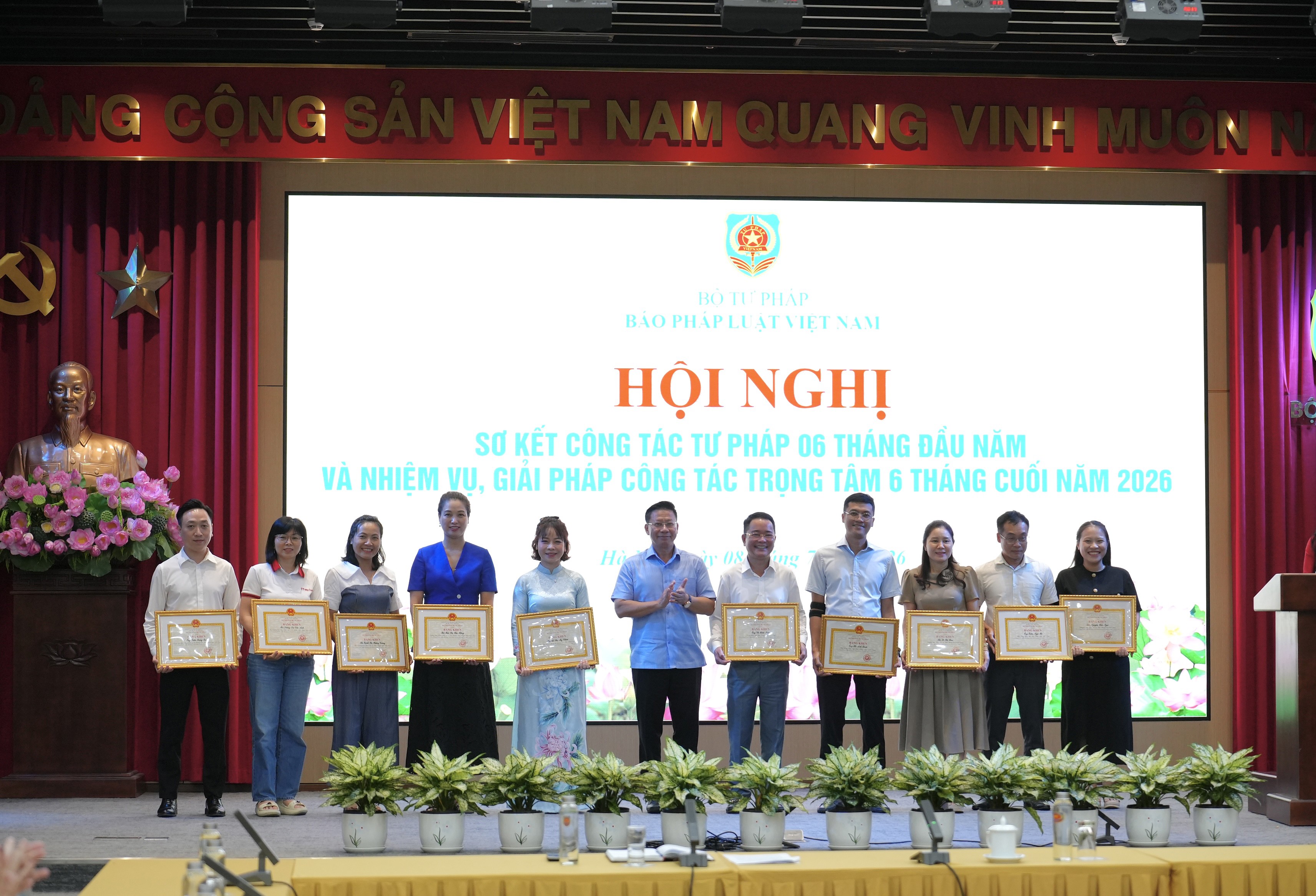 Thứ trưởng Nguyễn Thanh Ngọc trao Bằng khen cho các cá nhân có thành tích xuất sắc.