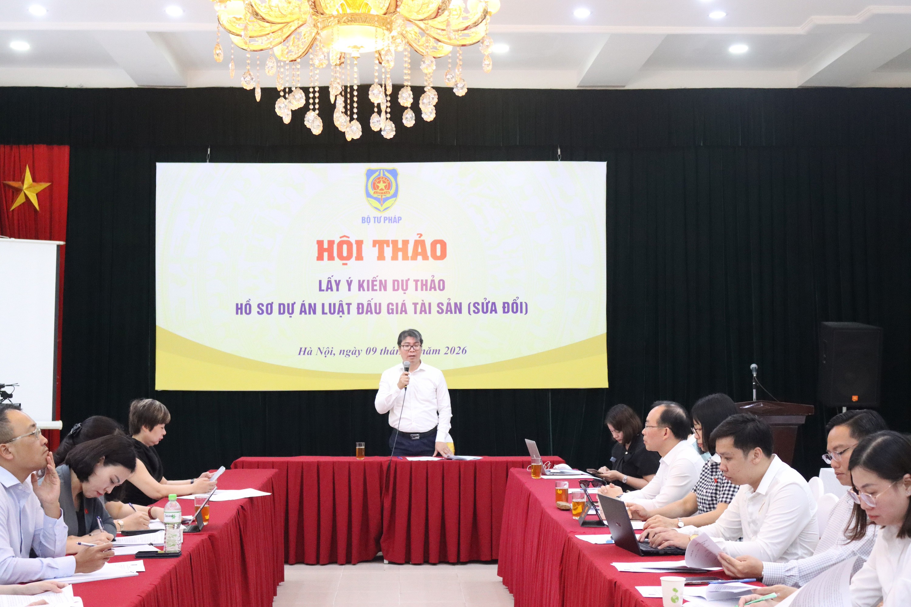 Phó Cục trưởng Cục Bổ trợ tư pháp Lê Văn Tuấn phát biểu khai mạc Hội thảo. (Ảnh trong bài: PV)
