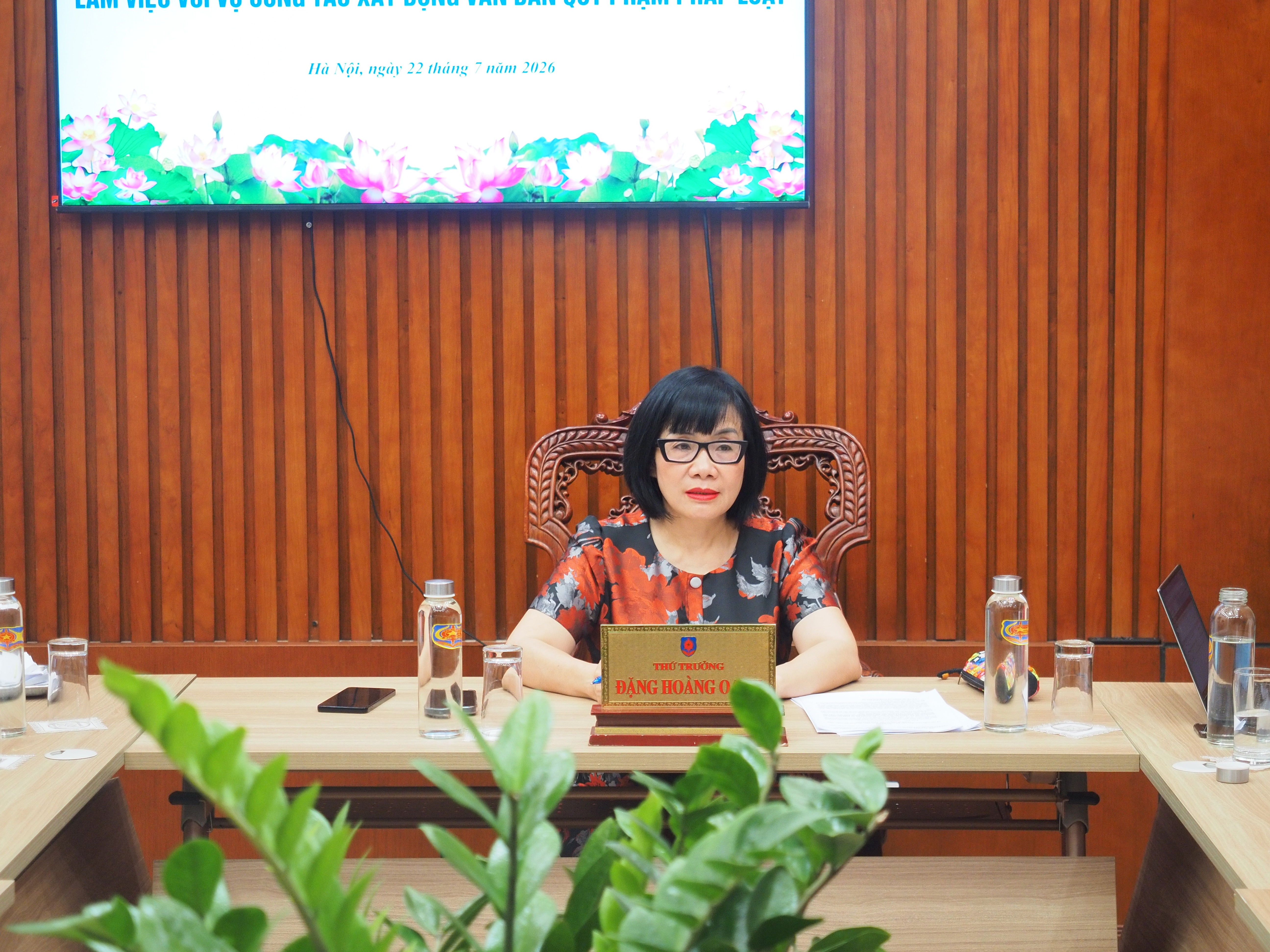 Thứ trưởng Đặng Hoàng Oanh chủ trì buổi làm việc với Vụ Công tác xây dựng VBQPPL.