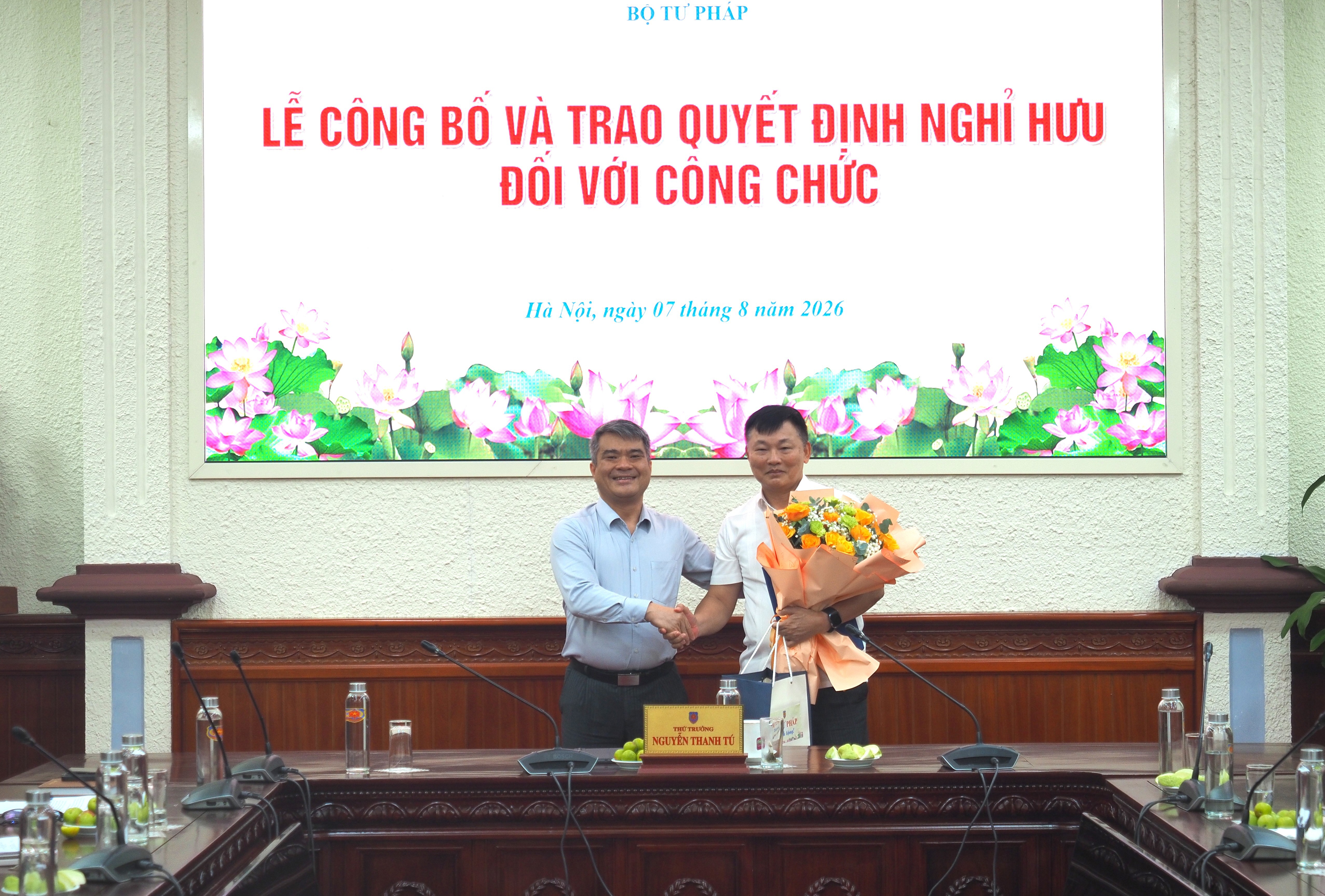 Ảnh đại diện bài viết: thứ trưởng nguyễn thanh tú trao quyết định nghỉ hưu cho đồng chí lê đại hải.