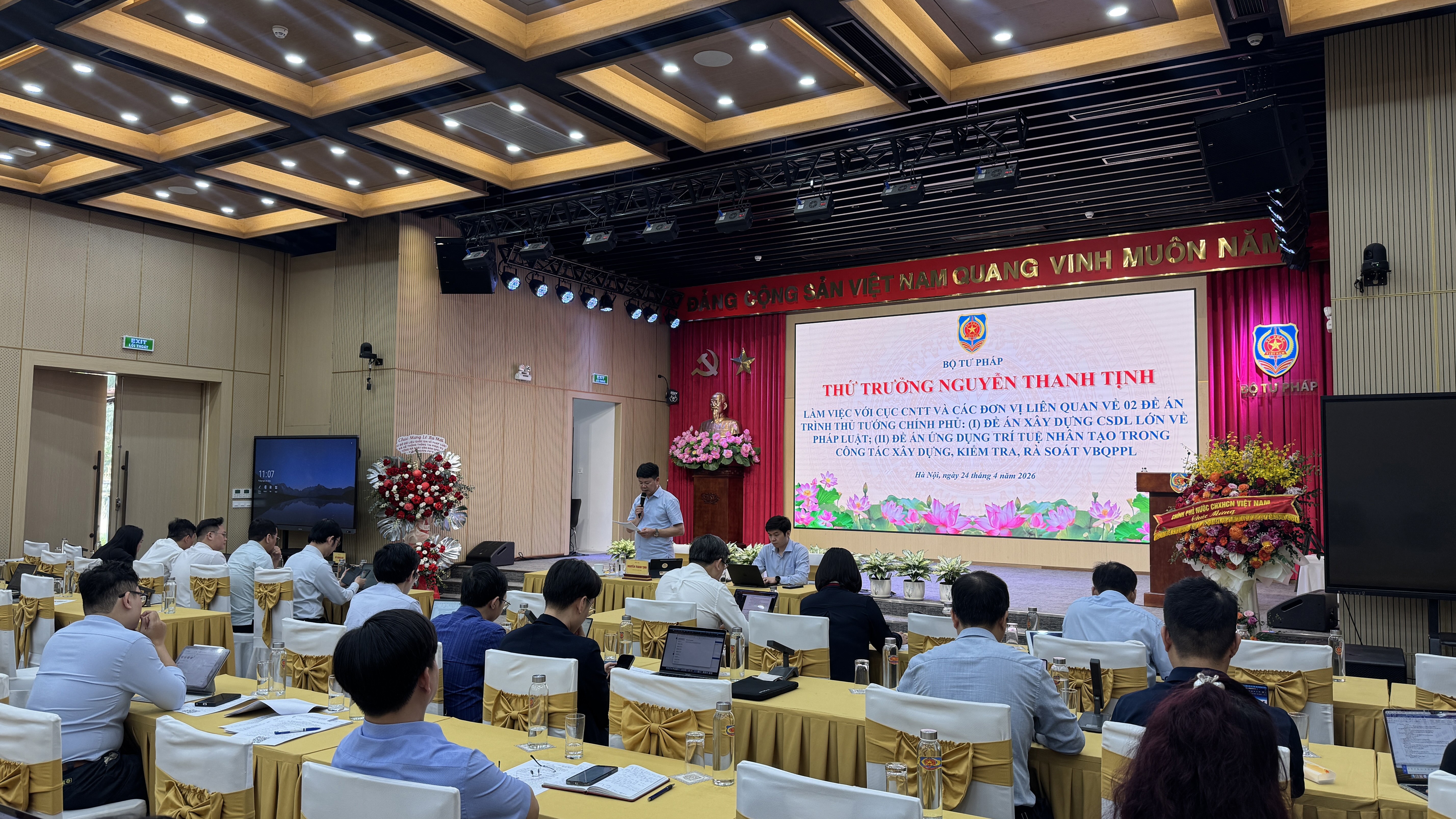Ảnh đại diện bài viết: toàn cảnh buổi làm việc
