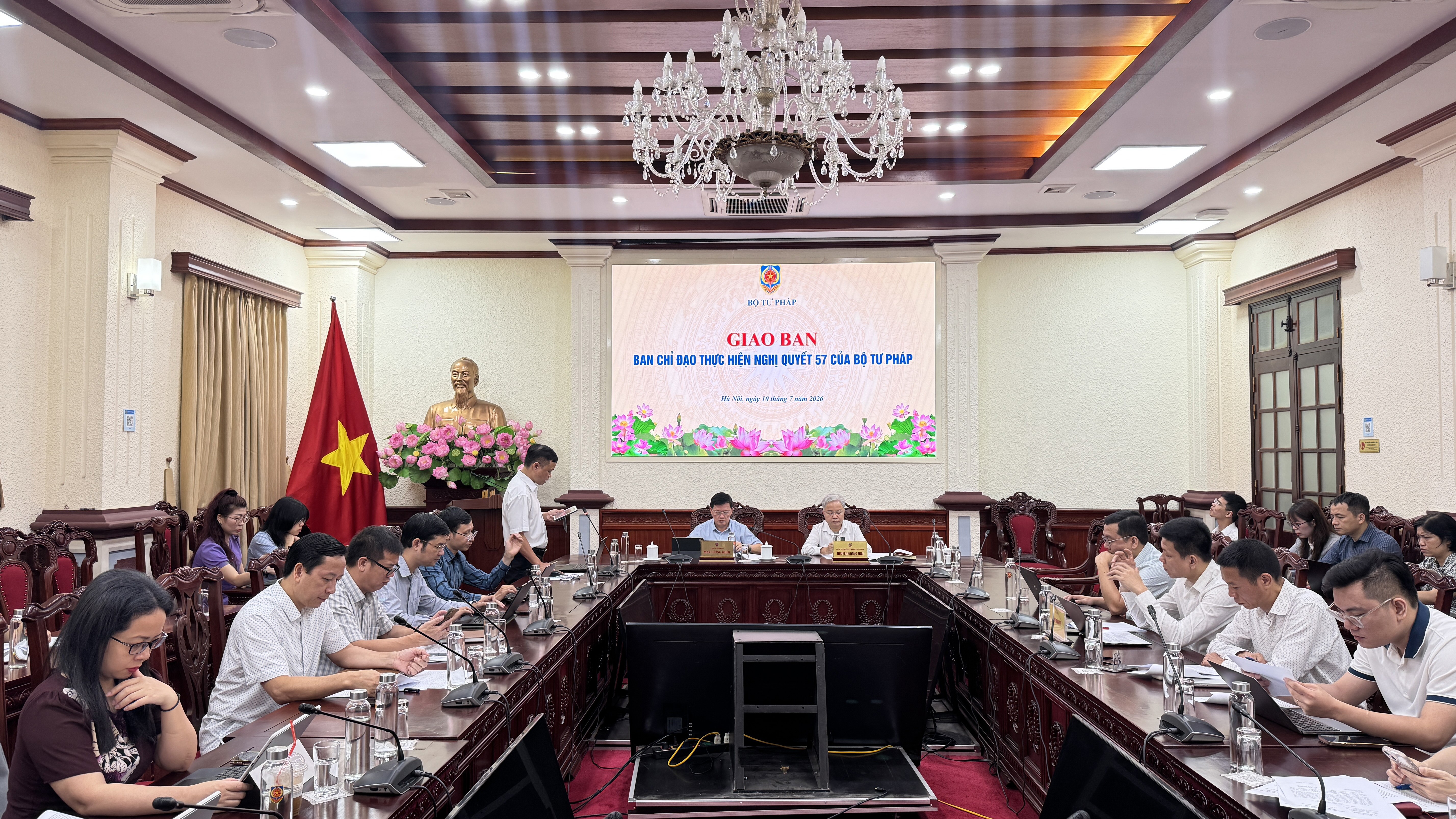 Quang cảnh cuộc họp