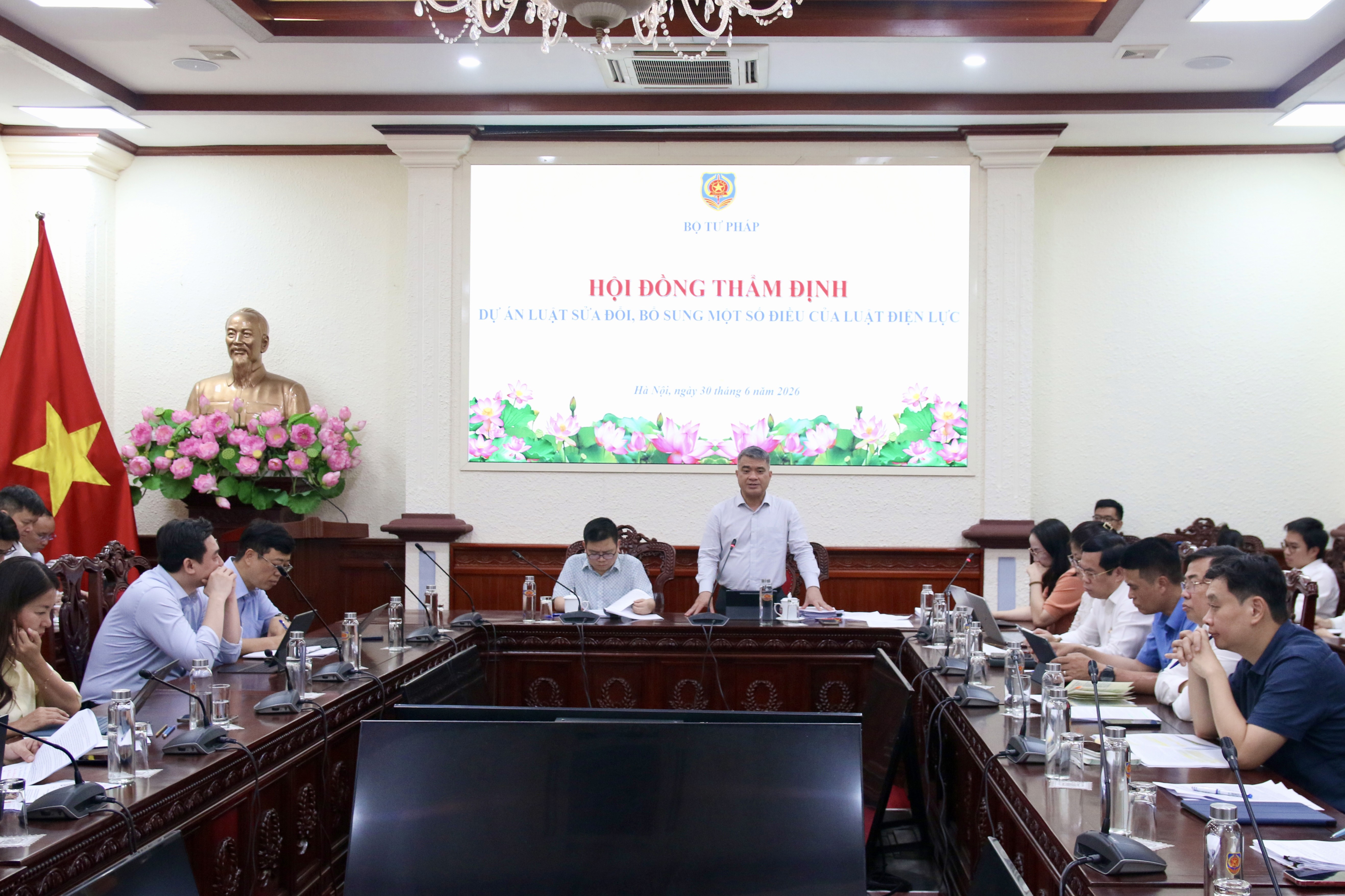 Ảnh đại diện bài viết: quang cảnh buổi thẩm định.