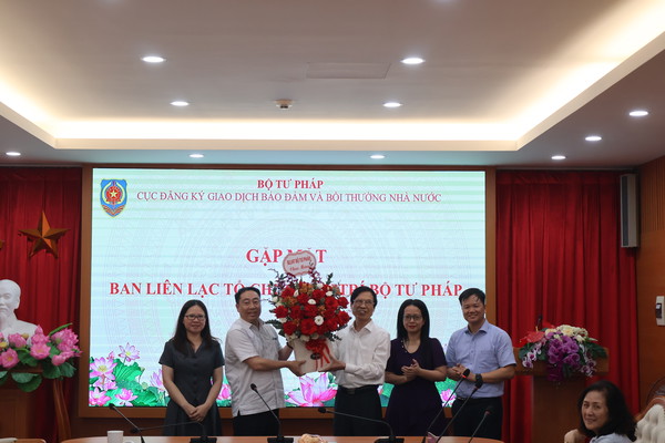Ảnh đại diện Cục Đăng ký giao dịch bảo đảm và Bồi thường nhà nước gặp mặt Ban liên lạc cán bộ hưu trí Bộ Tư pháp