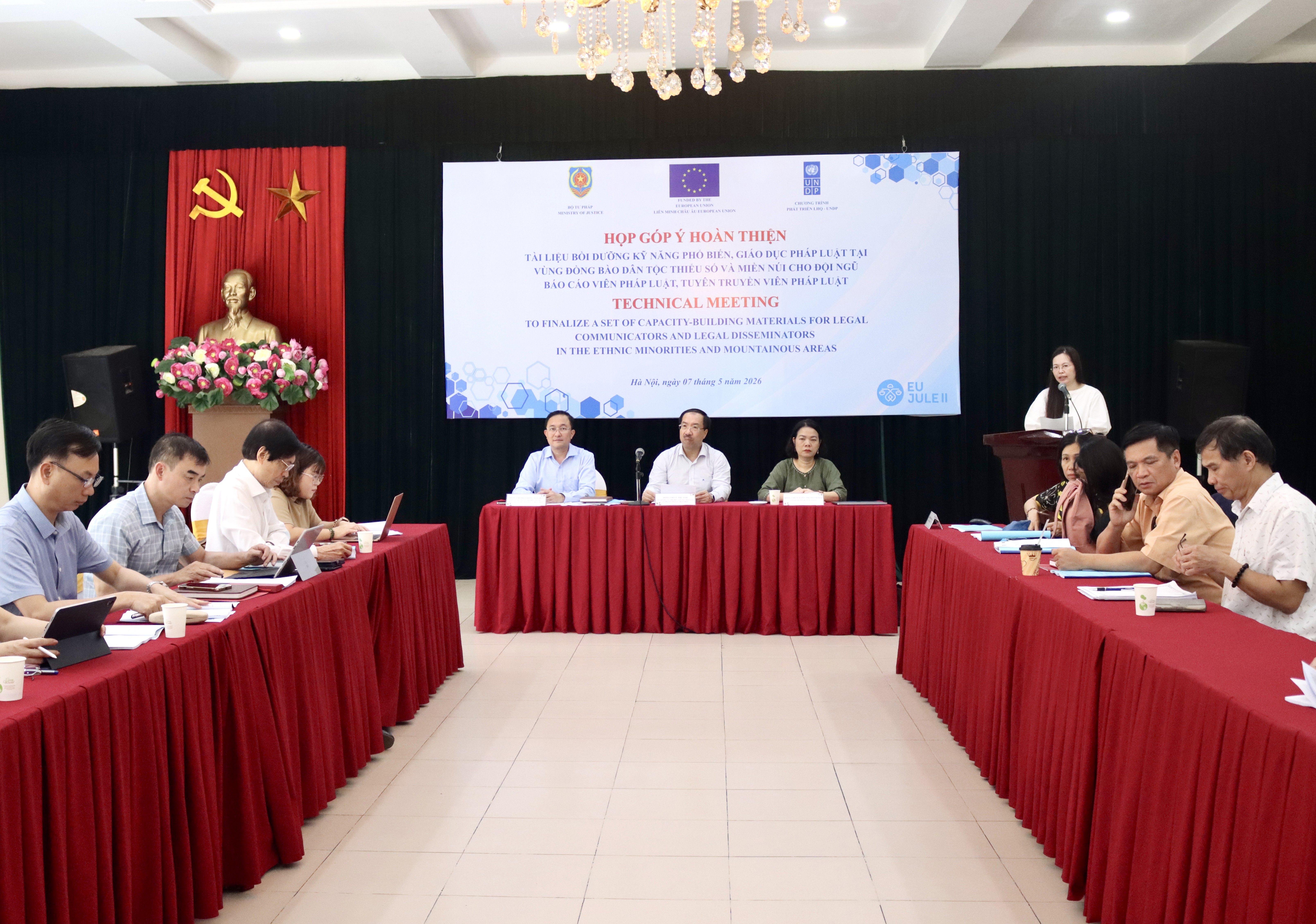 Ảnh đại diện bài viết: quang cảnh cuộc họp.
