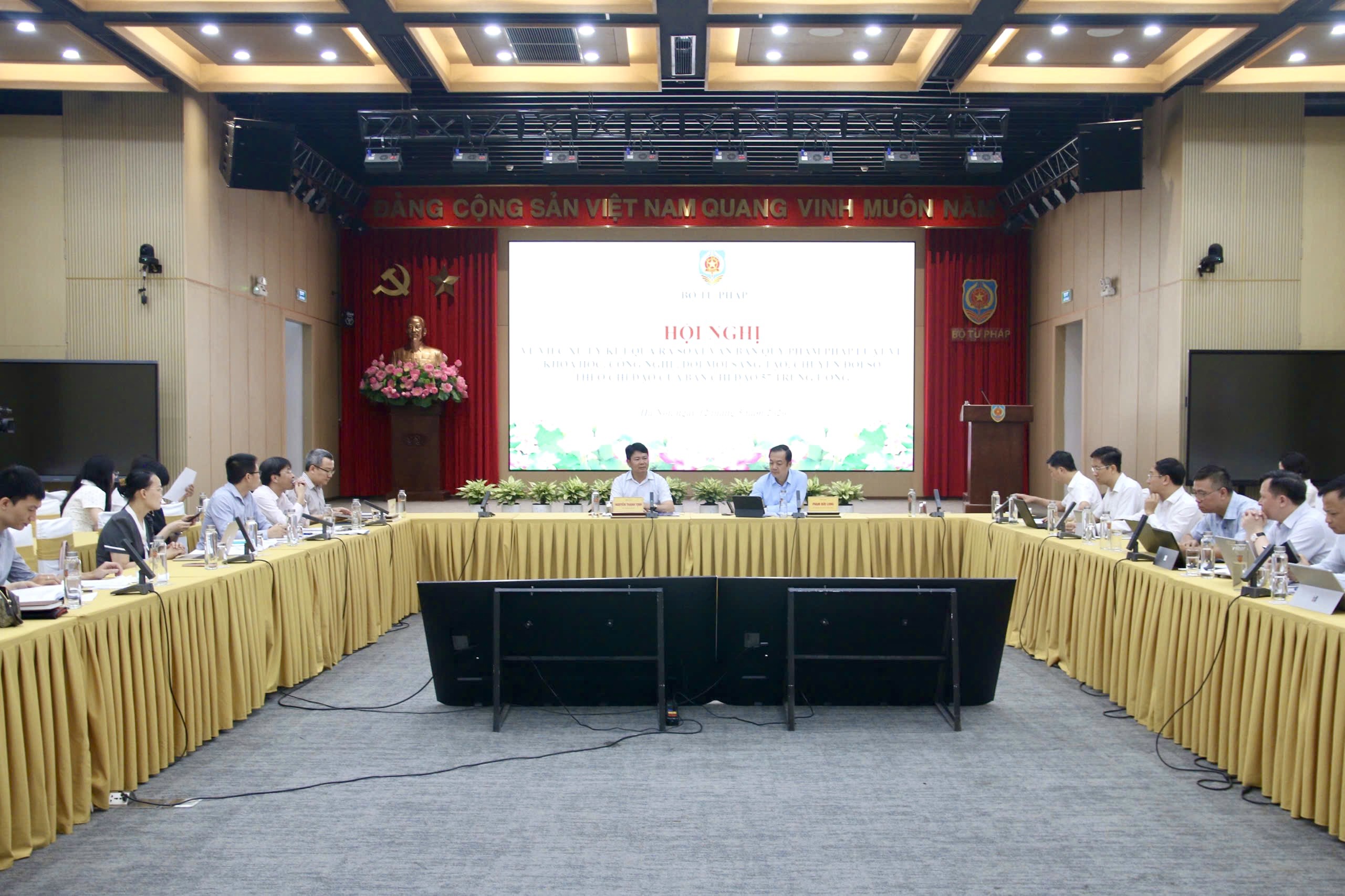 Ảnh đại diện bài viết: quang cảnh buổi làm việc.