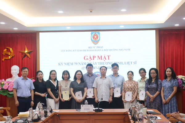 Ảnh đại diện Lan tỏa truyền thống “Uống nước nhớ nguồn”: Cục Đăng ký giao dịch bảo đảm và Bồi thường nhà nước gặp mặt, tri ân thân nhân người có công với cách mạng 