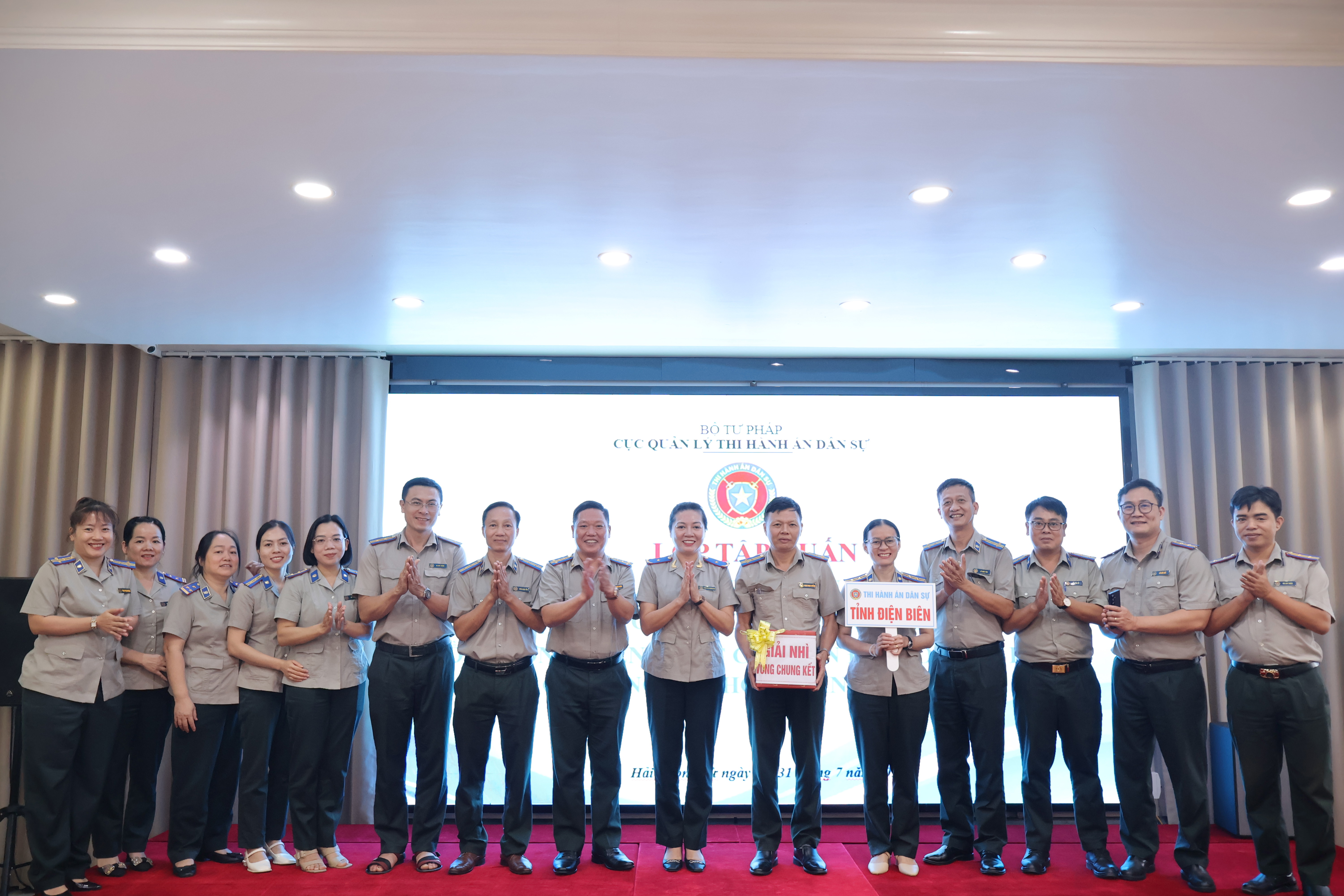 img-dc-tran-thi-phuong-hoa-pho-cuc-truong-cuc-qlthads-chup-anh-luu-niem-voi-doan-thads-tinh-db-019fb7162bfe759d95b4dfac0d72043b.jpg IMG_Đc Trần Thị Phương Hoa, Phó Cục trưởng Cục QLTHADS chụp ảnh lưu niệm với Đoàn THADS tỉnh ĐB.JPG