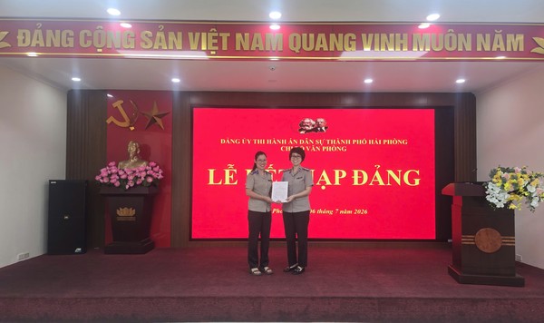 Ảnh đại diện Chi bộ Văn phòng tổ chức lễ kết nạp đảng viên mới