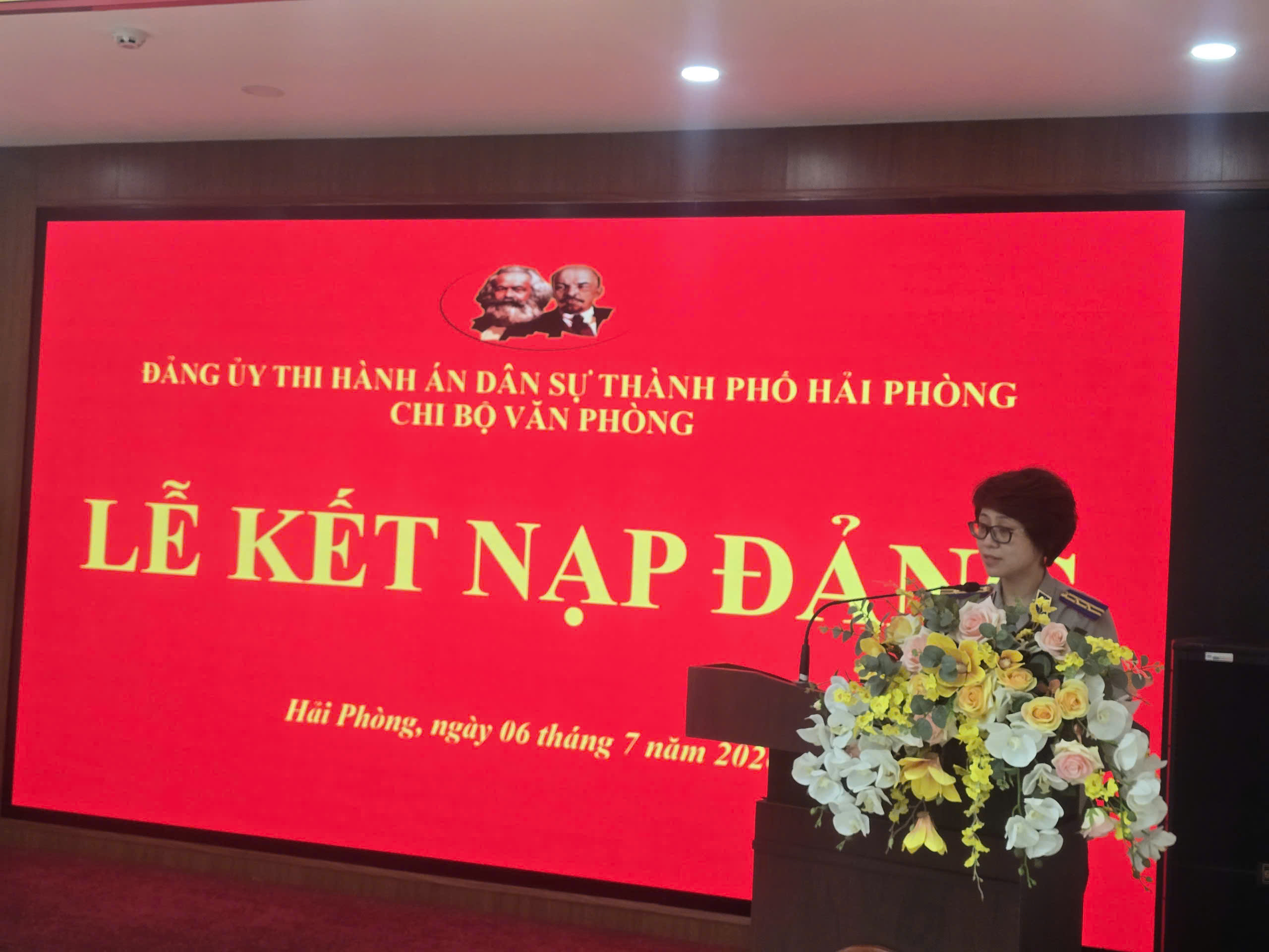 ket-nap-dang-chi-thao-2-019f46593a337be6bb8fd3db91bdebfd.jpg Kết nạp đảng chị Thảo 2.jpg