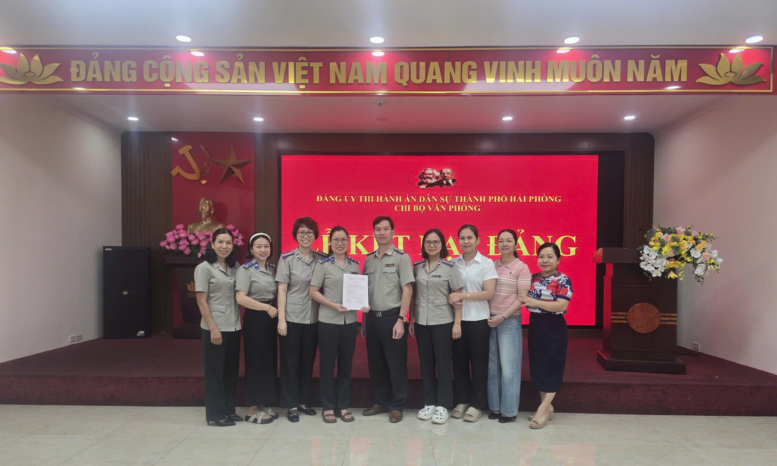 ket-nap-dang-chi-thao-3-019f465934eb7ba58683e2bf9f8ccf94.jpg Kết nạp đảng chị Thảo 3.jpg