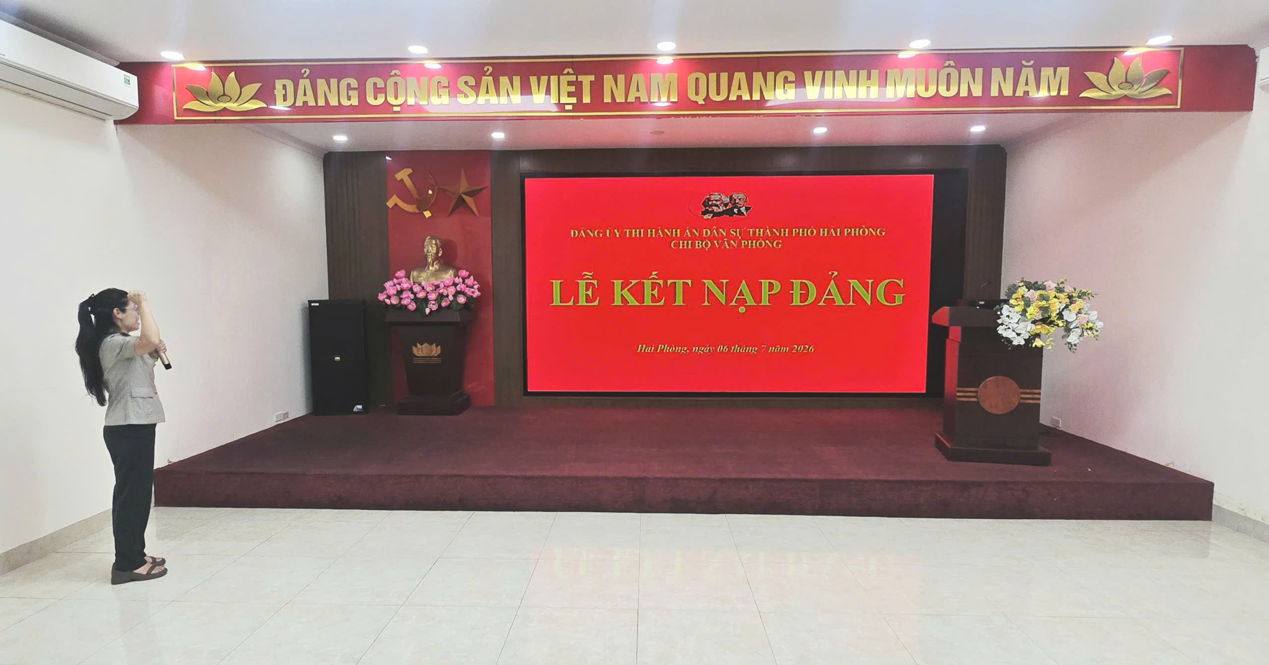 ket-nap-dang-chi-thao-5-019f46592cf3784e8ef29677a1a14114.jpg Kết nạp đảng chị Thảo 5.jpg