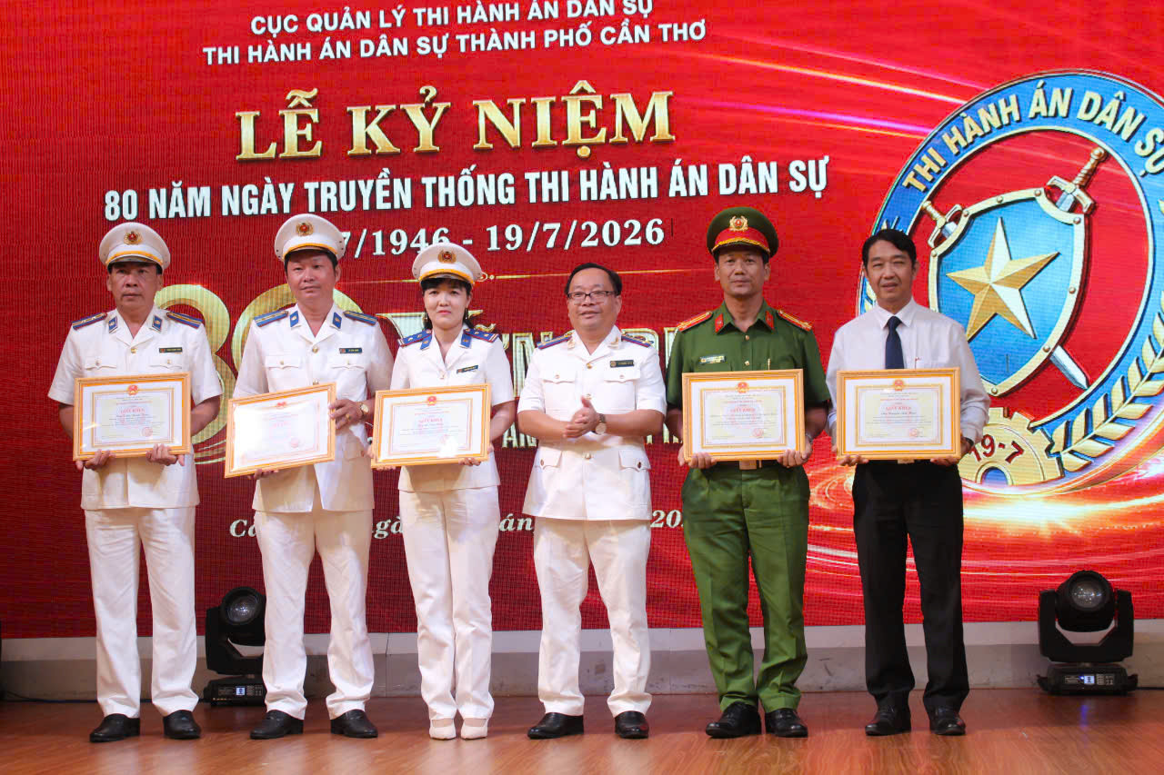 khen-thuong-2-019f6df2c28c7d629acb9f26c0a4f96b.jpg khen thuong 2.jpg