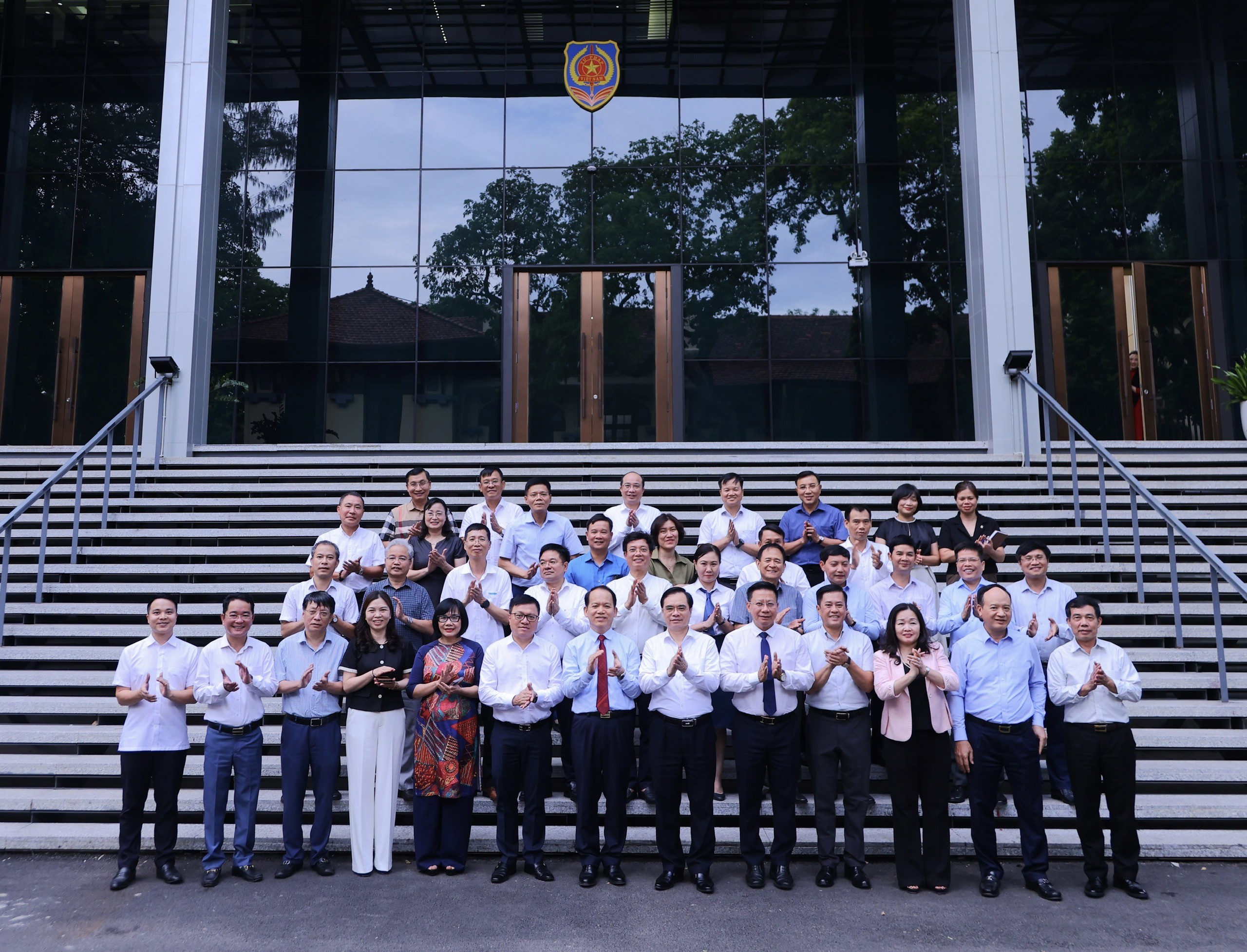 lanh-dao-bo-tu-phap-chup-anh-luu-niem-cung-cac-dai-bieu-du-gap-mat-019edab91c247a44a3e81bd97e2eeda4.jpg Lãnh đạo Bộ Tư pháp chụp ảnh lưu niệm cùng các đại biểu dự gặp mặt.jpg