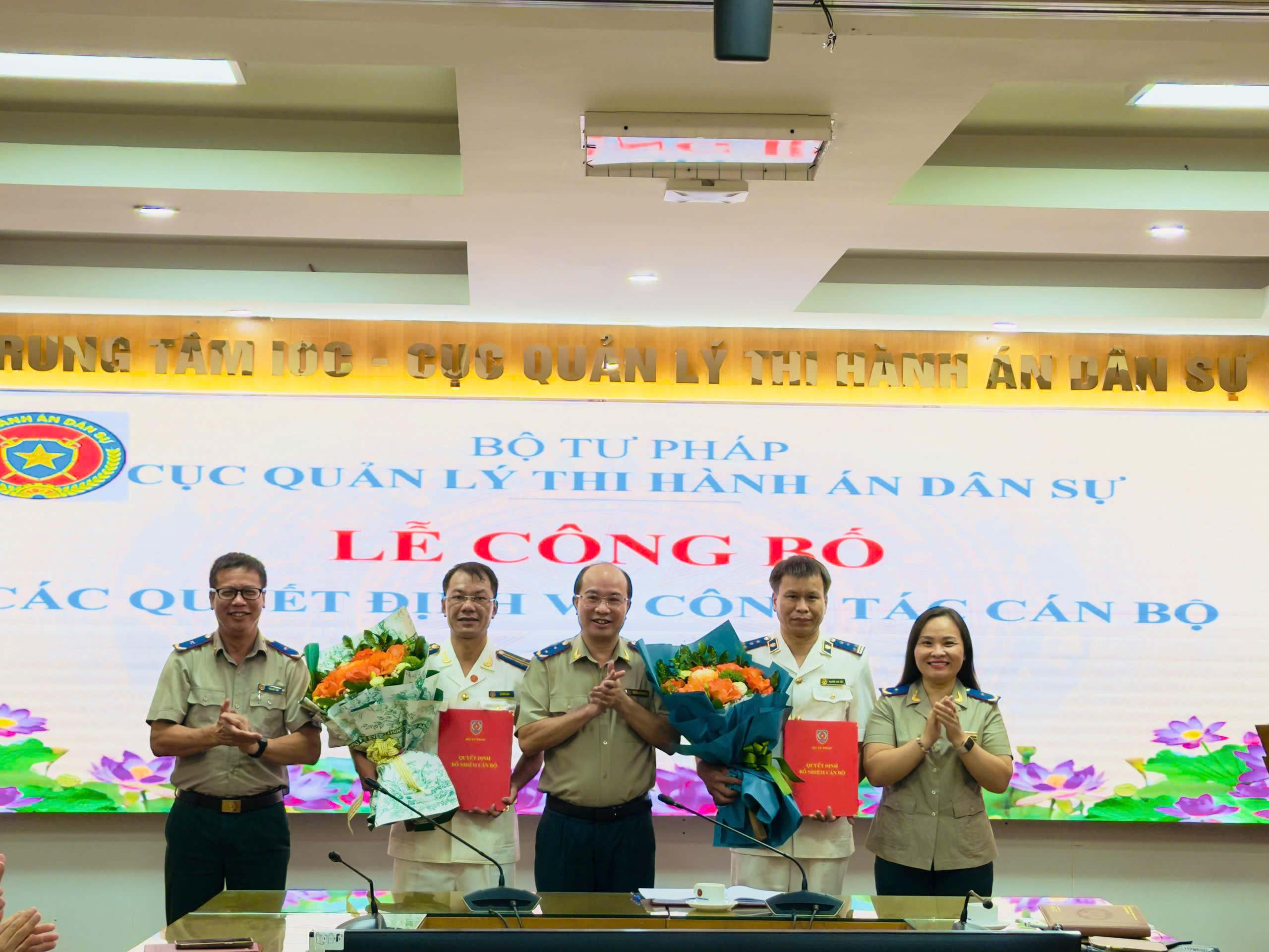 Ảnh đại diện bài viết: lãnh đạo cục quản lý thads tặng hoa cho đồng chí nguyễn văn việt và đồng chí lê chí linh