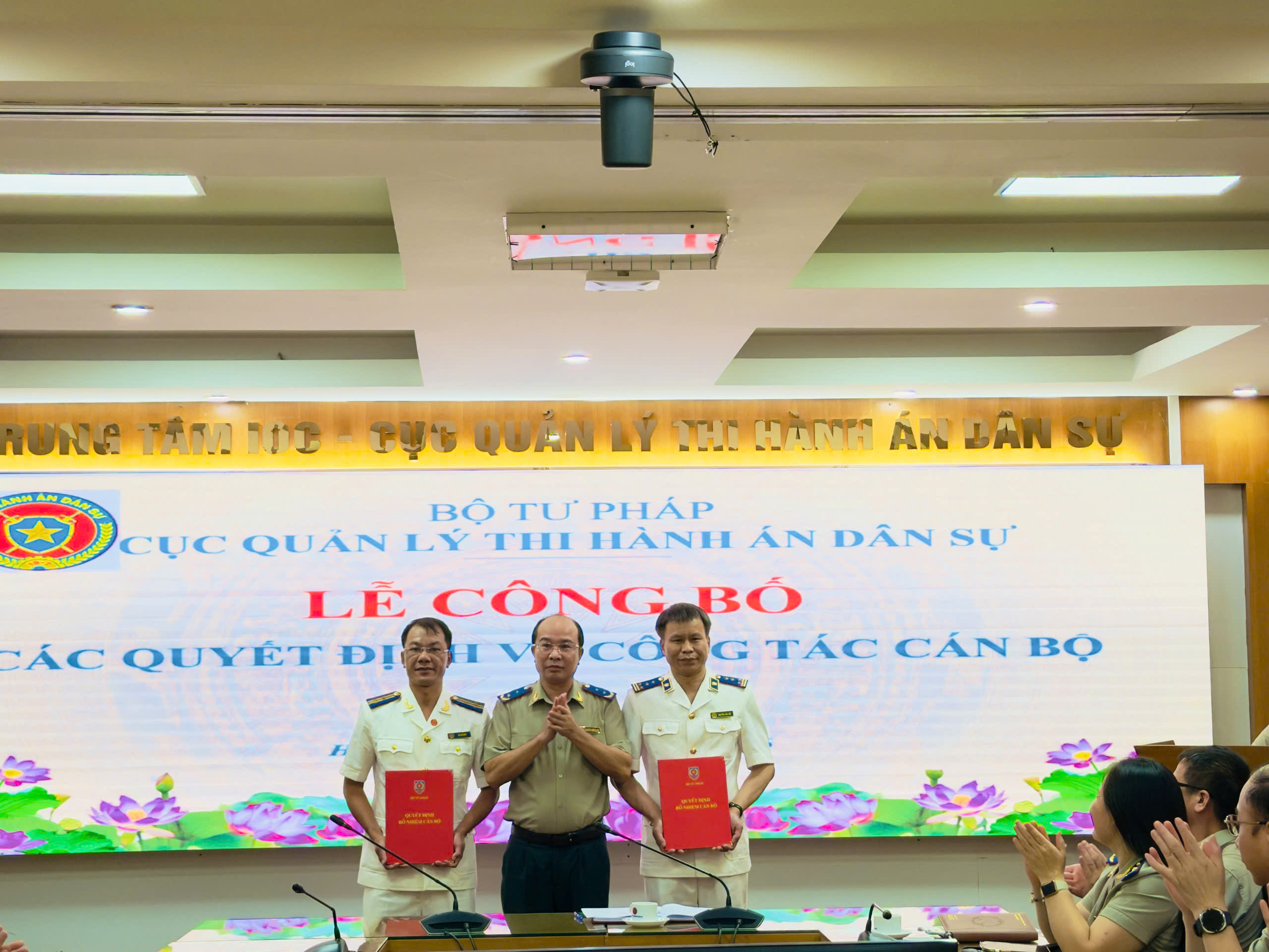 ldc-trao-qd-019fd0f92e5771f2b6b0225cadcc480a.jpg LDC trao QD.jpg