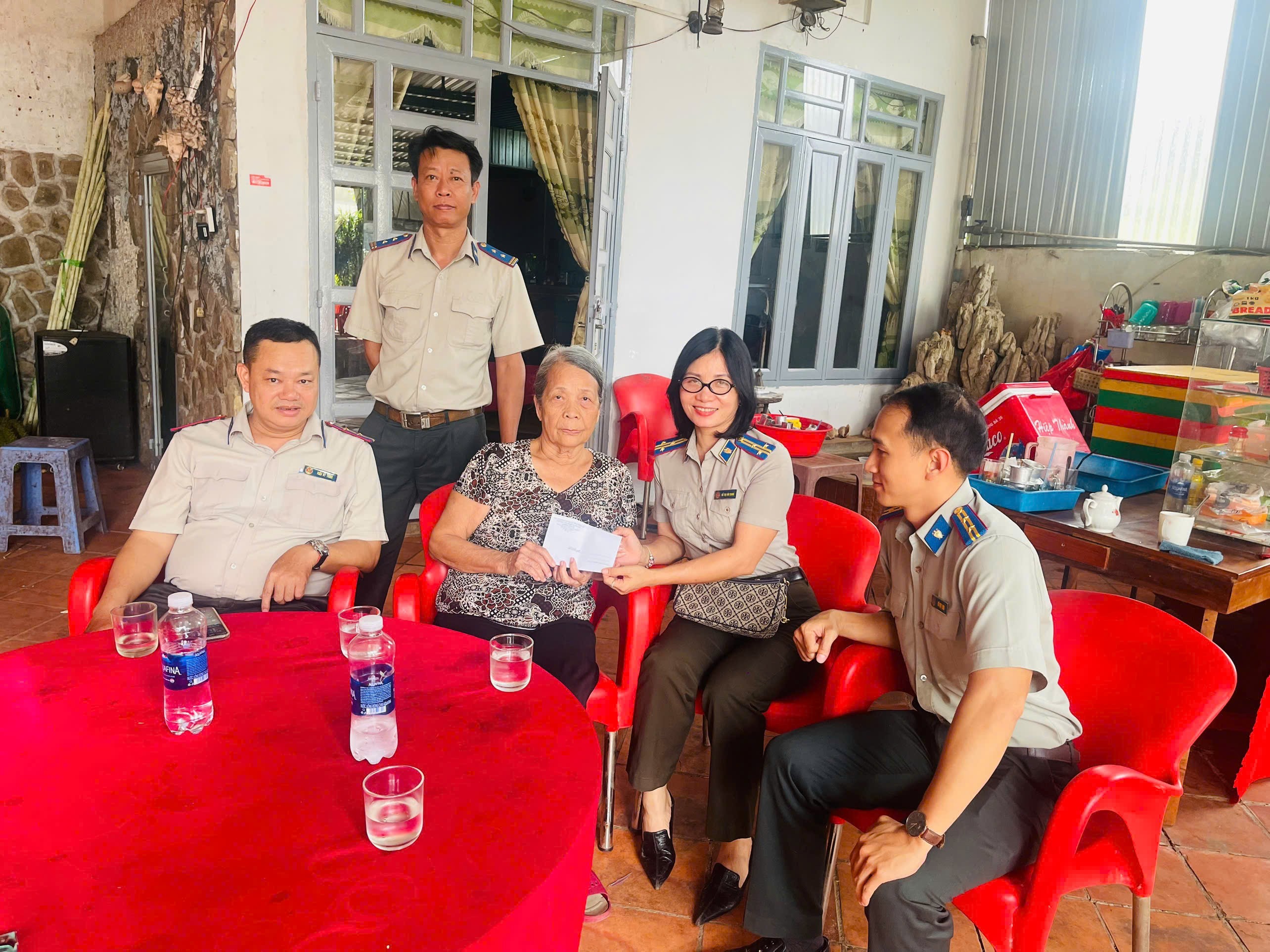 Ảnh đại diện Phòng Thi hành án dân sự khu vực 5 Đồng Nai tổ chức thăm hỏi gia đình công chức có công với cách mạng