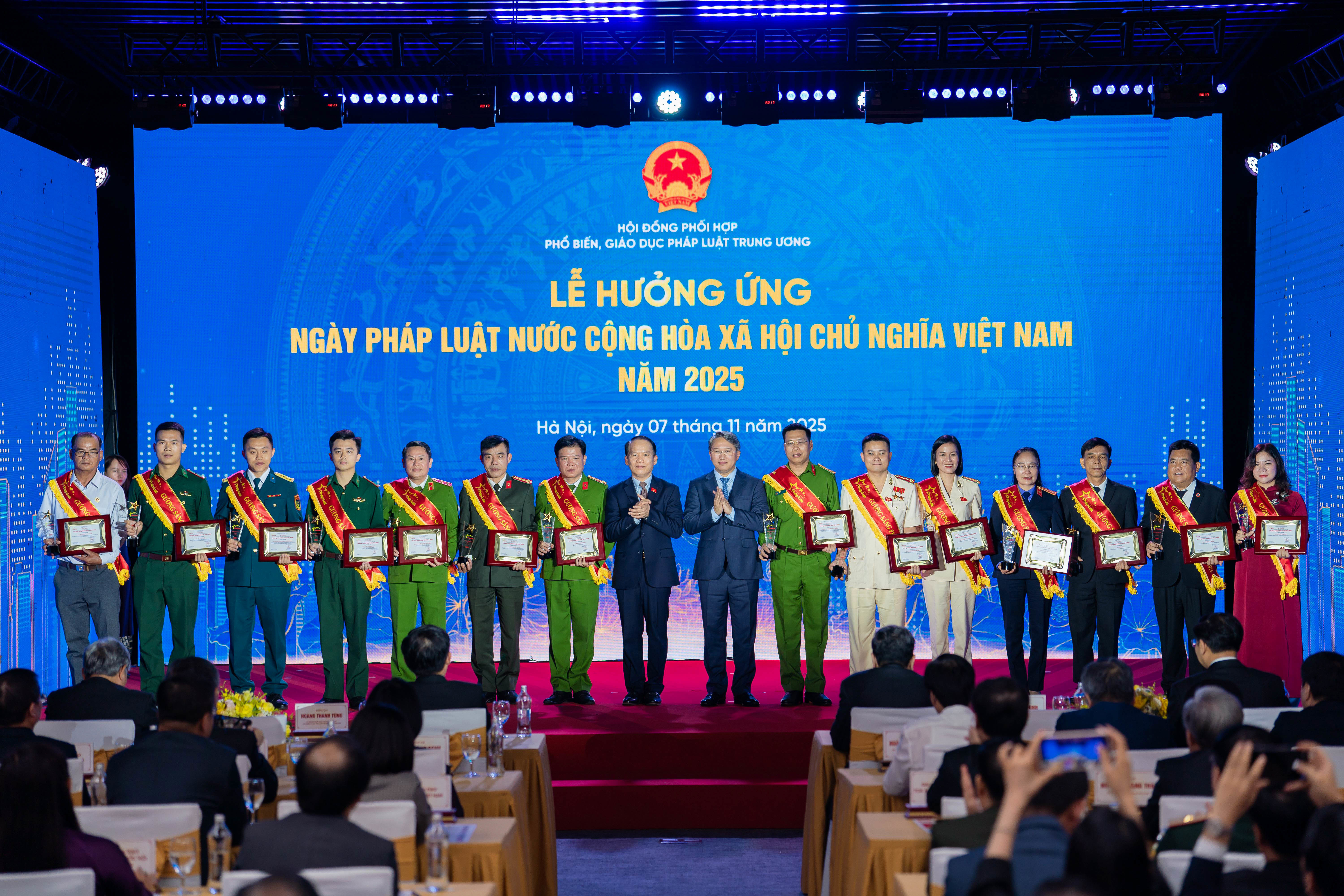 Ảnh đại diện bài viết: bộ tư pháp vinh danh 55 gương sáng pháp luật tại lễ hưởng ứng ngày pháp luật việt nam 2025. 