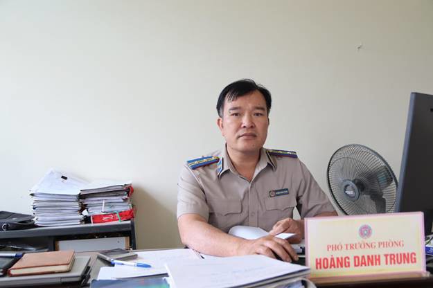Ảnh đại diện bài viết: ông hoàng danh trung - phó trưởng phòng thads khu vực 8 người miệt mài với công việc, “gỡ nút thắt” trong nhiều vụ việc khó.