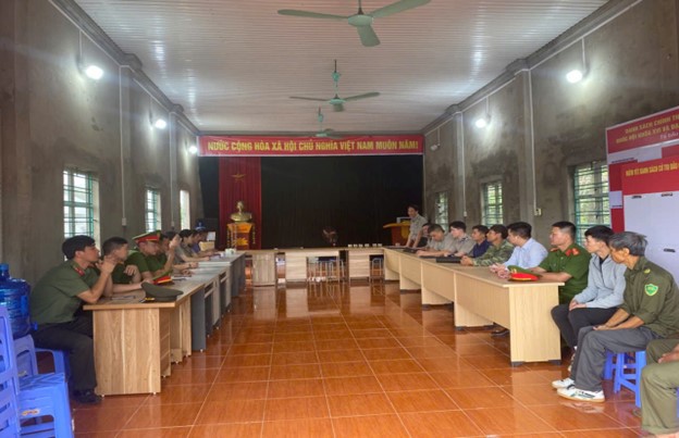 Ảnh đại diện bài viết: cán bộ, lực lượng chức năng họp triển khai phương án trước khi tổ chức cưỡng chế 