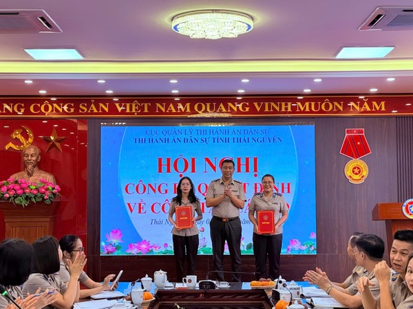 Ảnh đại diện THI HÀNH ÁN DÂN SỰ TỈNH THÁI NGUYÊN CÔNG BỐ VÀ TRAO QUYẾT ĐỊNH VỀ CÔNG TÁC CÁN BỘ