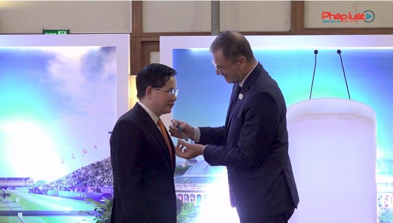 Vụ trưởng Nguyễn Hữu Huyên được Pháp trao Huân chương Quốc công vì những đóng góp cho hợp tác pháp luật giữa Việt Nam - CH Pháp