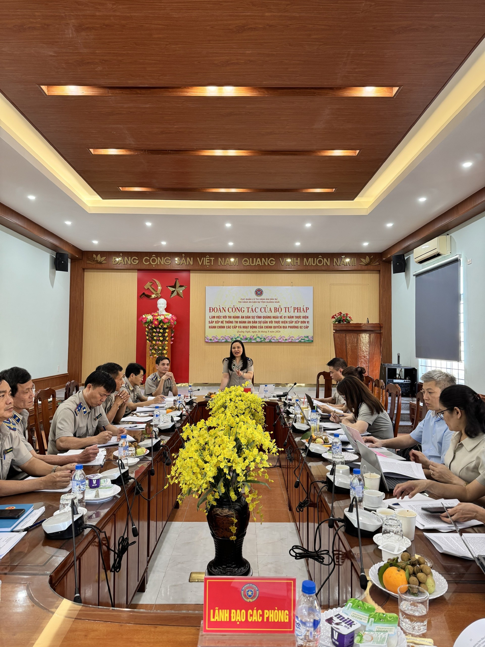 Ảnh đại diện thads tỉnh quảng ngãi làm việc với đoàn kiểm tra của bộ tư pháp về kết quả 01 năm thực hiện sắp xếp hệ thống thads gắn với thực hiện sắp xếp đơn vị hành chính các cấp và hoạt động của chính quyền địa phương 02 cấp