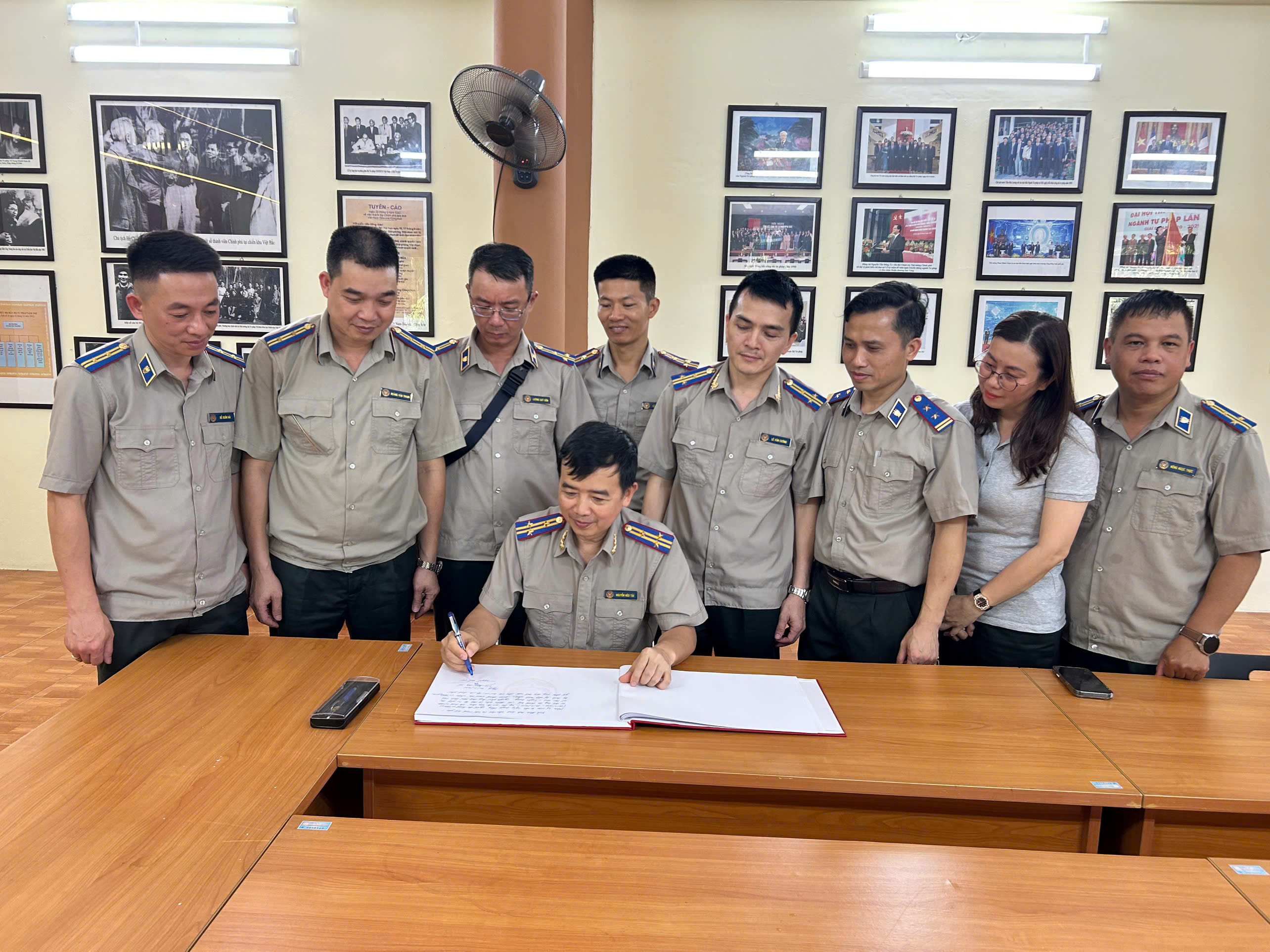 so-luu-niem-019e868e52567c1782bdbd7d22b49ee2.jpg Sổ lưu niệm.jpg