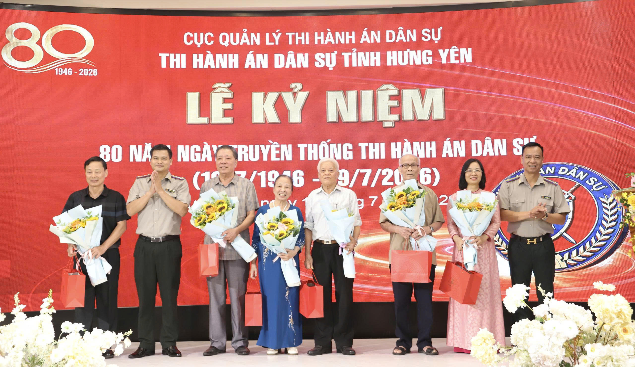 tang-hoa-nguyen-lanh-dao-019f597dc226722f922e925cf5b14e9d.jpg TĂNG HOA NGUYEN LÃNH ĐẠO.jpg