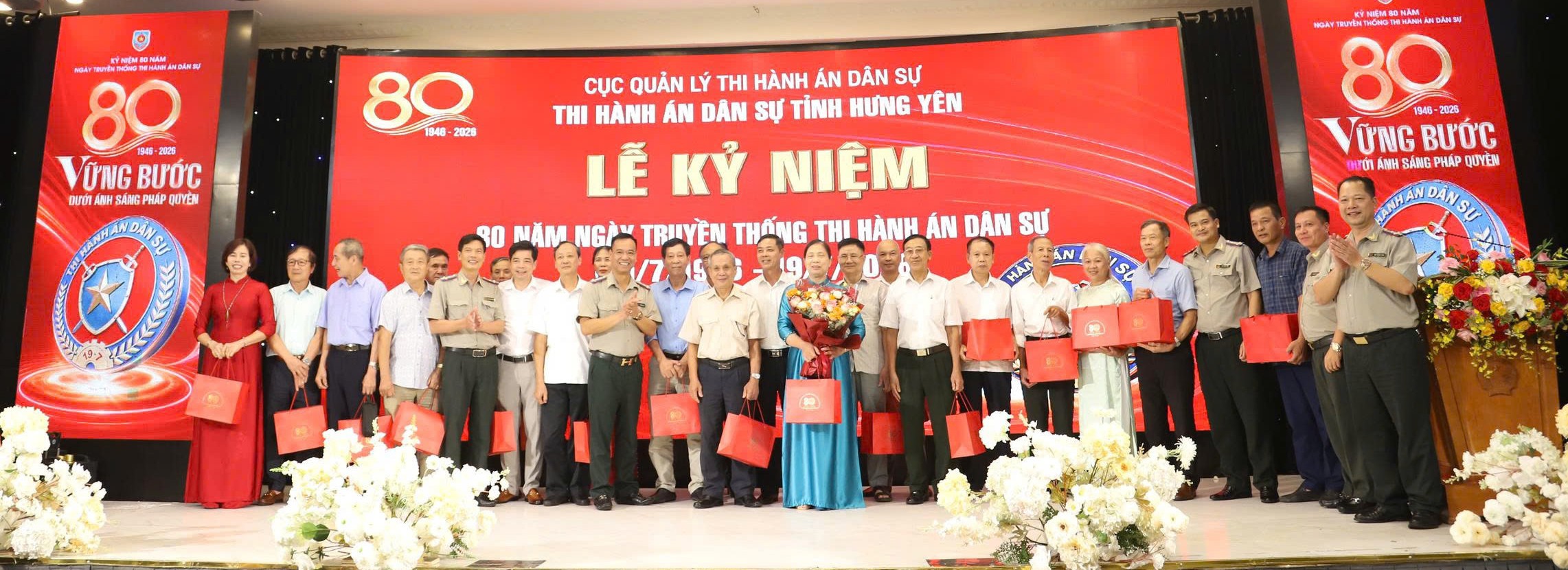 tang-qua-nguyen-lanh-dao-2-019f5986008a7feda8c6b329f7bc7373.jpg TẶNG QUÀ NGUYÊN LÃNH ĐẠO 2.jpg