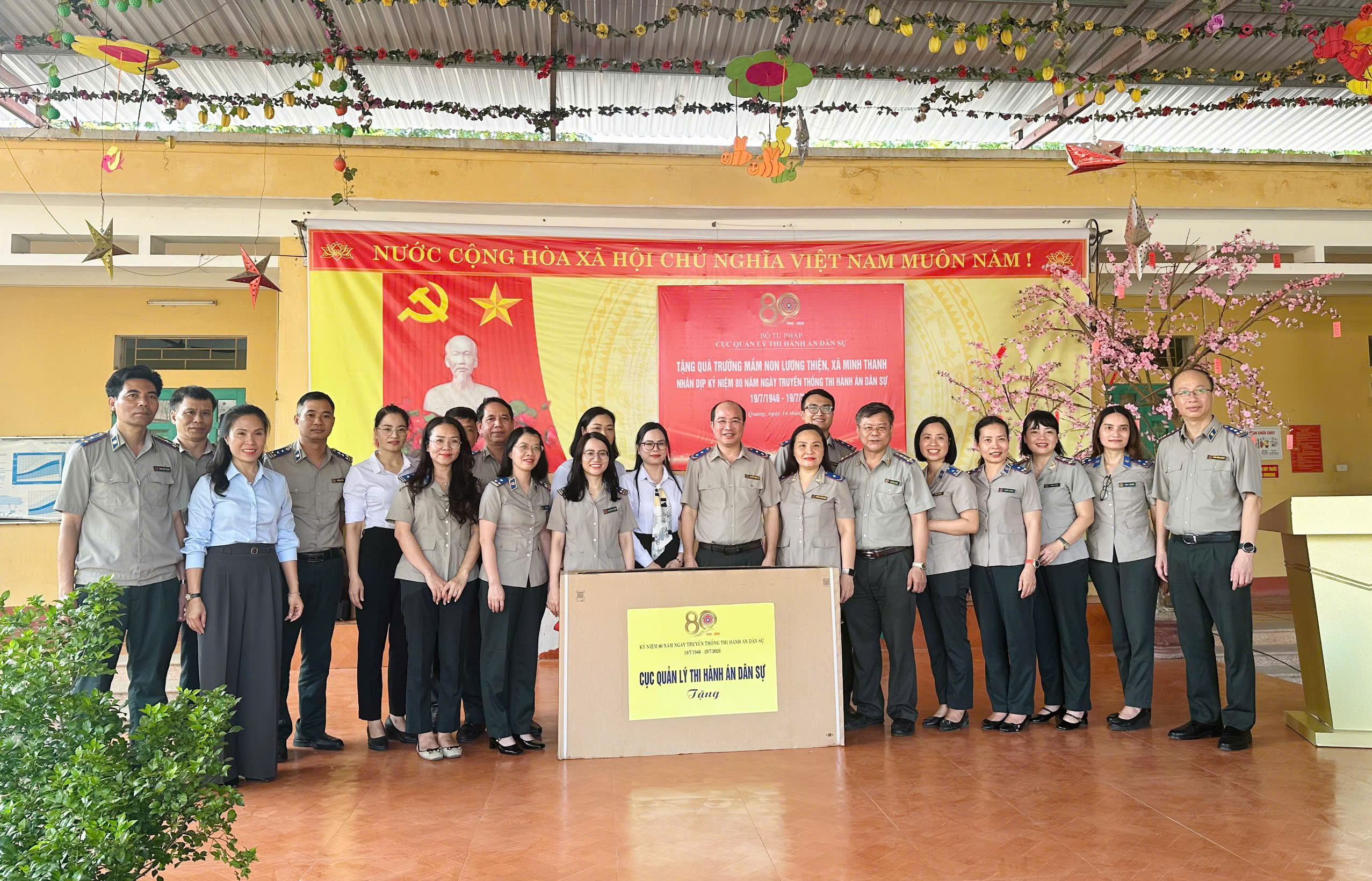 tang-qua-xa-luong-thien-019f60dd8cf47ef7b740ea9954238255.jpg Tặng quà xã Lương Thiện.jpg