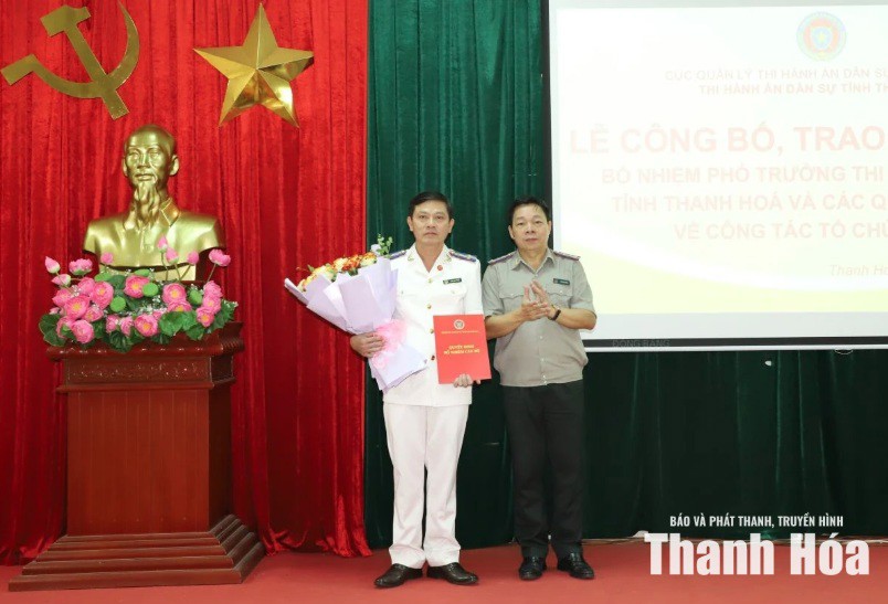 Ảnh đại diện bài viết: trưởng thi hành án dân sự tỉnh trần văn dũng trao quyết định và tặng hoa chúc mừng đồng chí trần anh tuấn