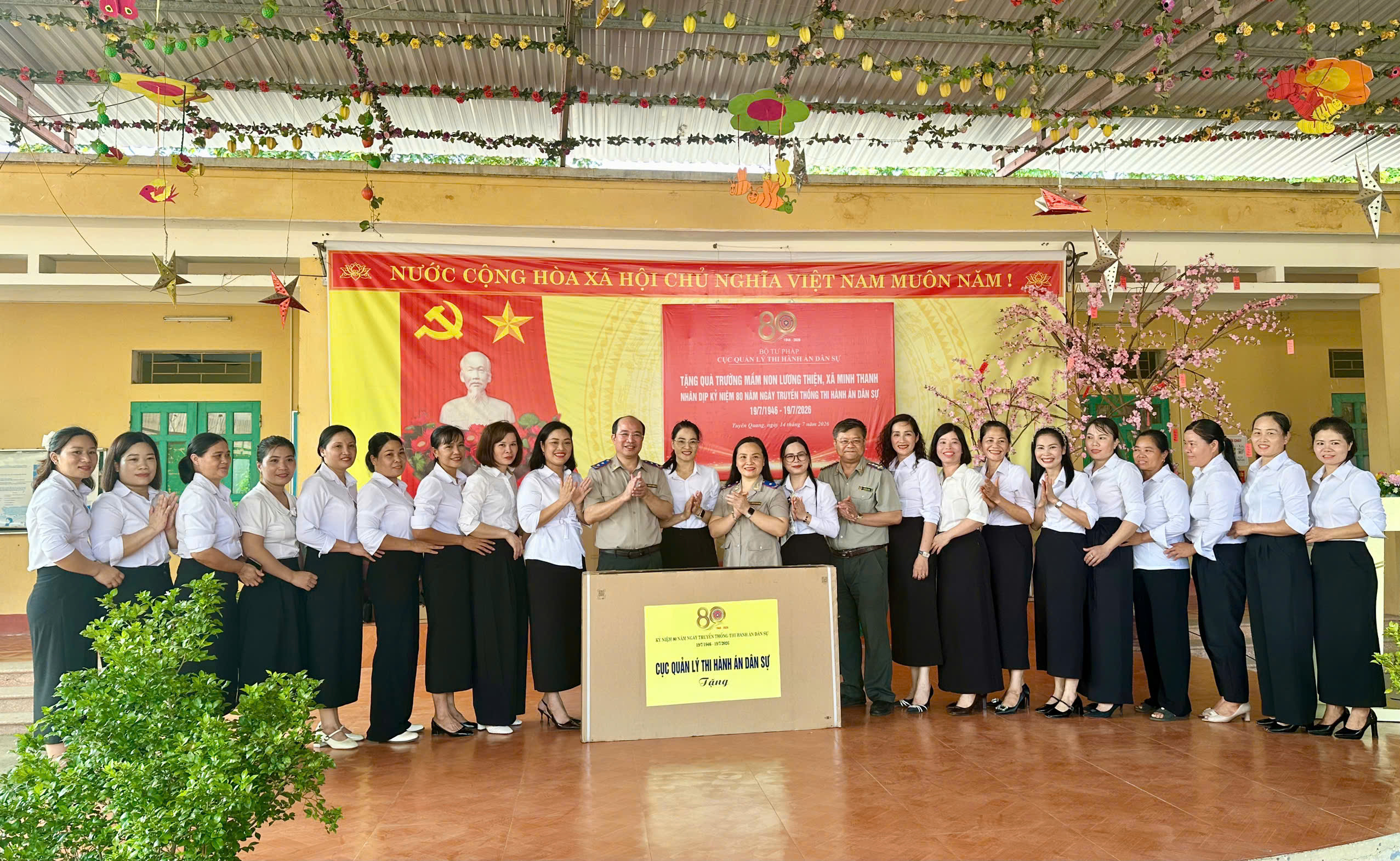 thads-tang-qua-019f60dd95607cd295894c7f10a57350.jpg THADS tặng quà.jpg