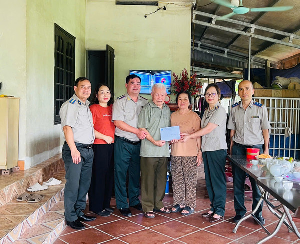 Ảnh đại diện THI HÀNH ÁN DÂN SỰ TỈNH TUYÊN QUANG TỔ CHỨC THĂM HỎI, TẶNG QUÀ GIA ĐÌNH THƯƠNG BINH, LIỆT SĨ