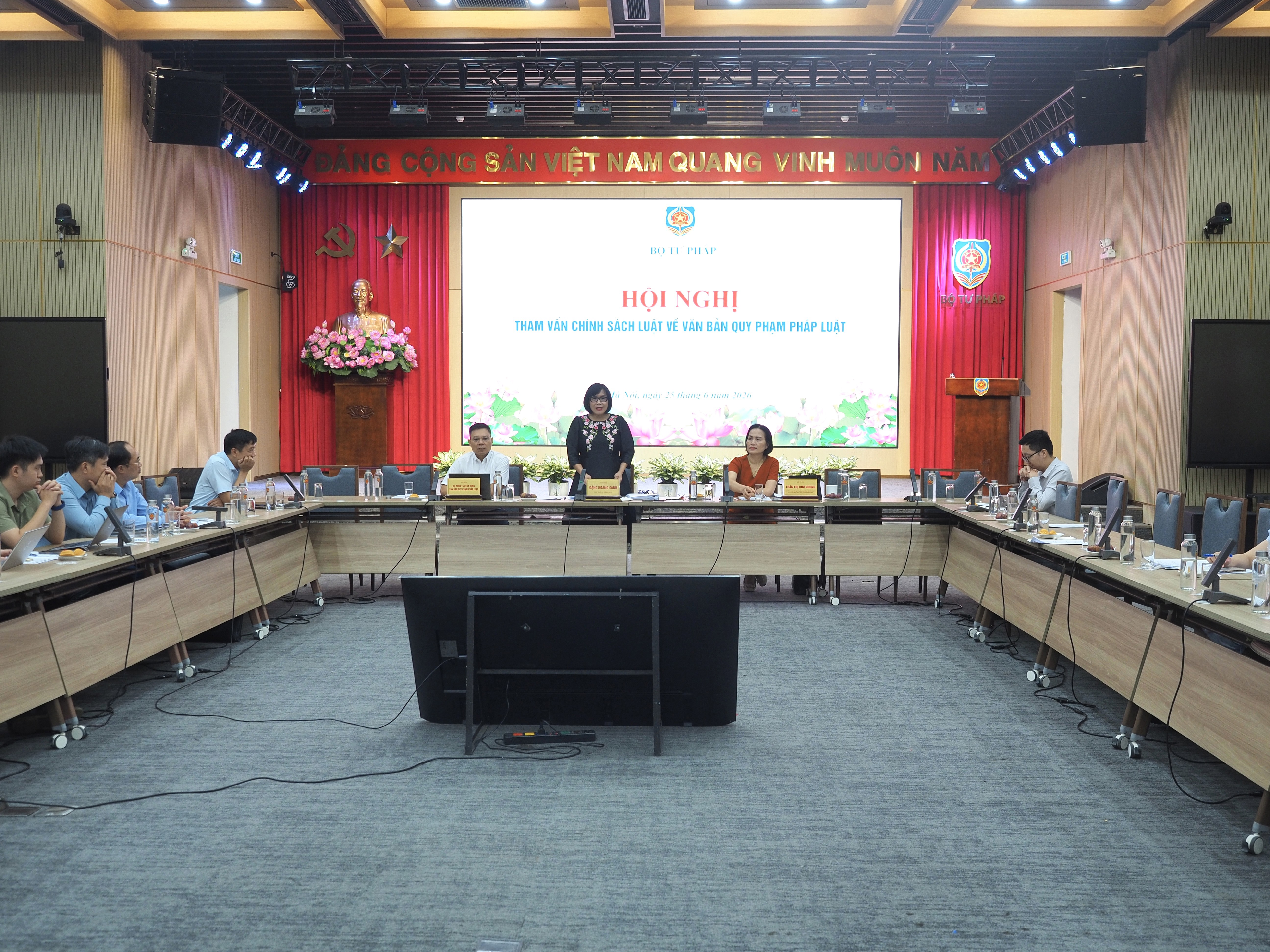 thu-truong-dang-hoang-oanh-chu-tri-hoi-nghi-anh-pmai-019efee99f8b7f2fb9e095bb3e6cac4e.jpg Thứ trưởng Đặng Hoàng Oanh chủ trì Hội nghị. Ảnh PMai.jpg
