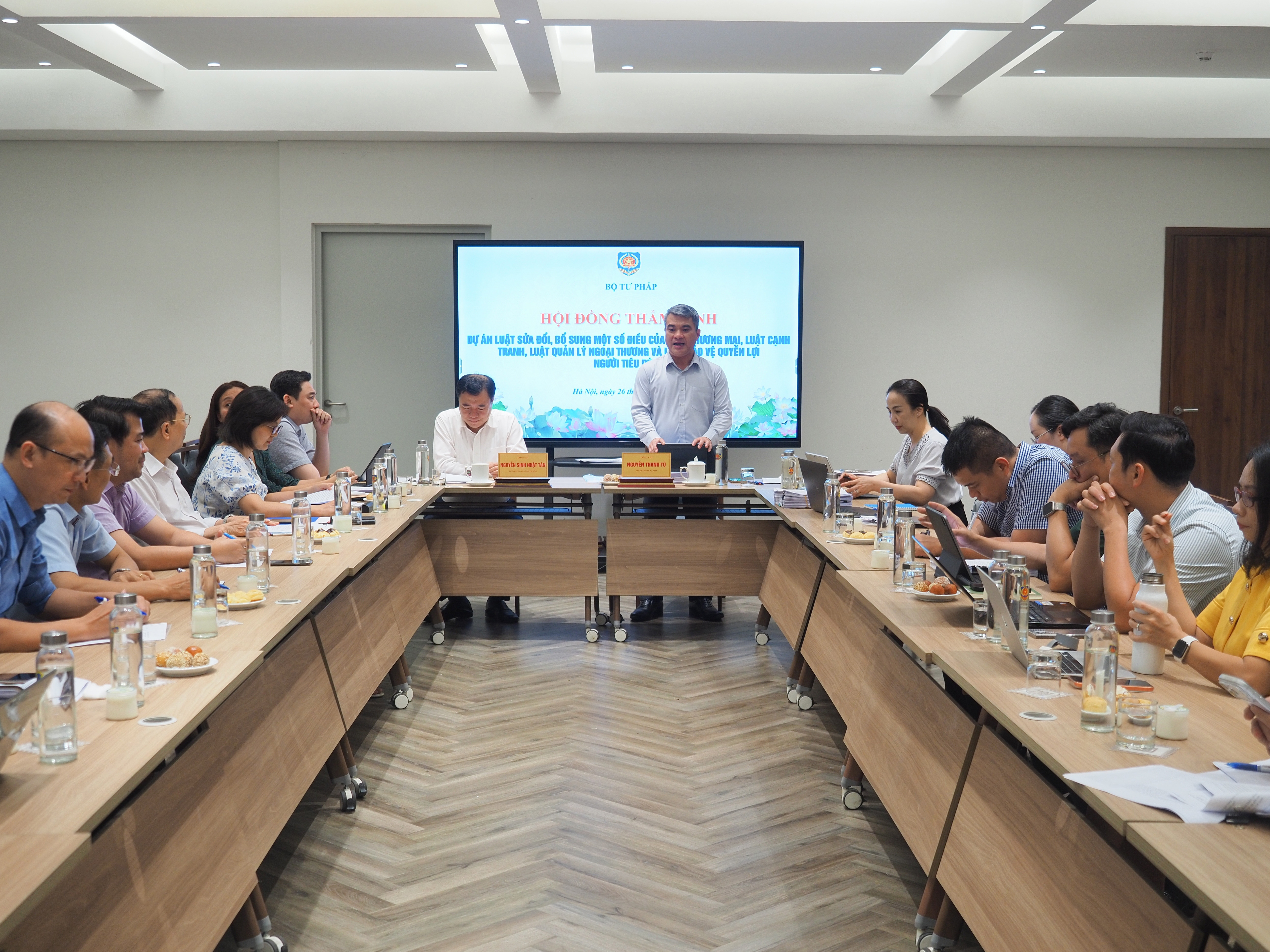 thu-truong-nguyen-thanh-tu-chu-tri-cuoc-hop-anh-pmai-019f0d6df57373febf1677b972e42d23.jpg Thứ trưởng Nguyễn Thanh Tú chủ trì cuộc họp. Ảnh PMai.JPG