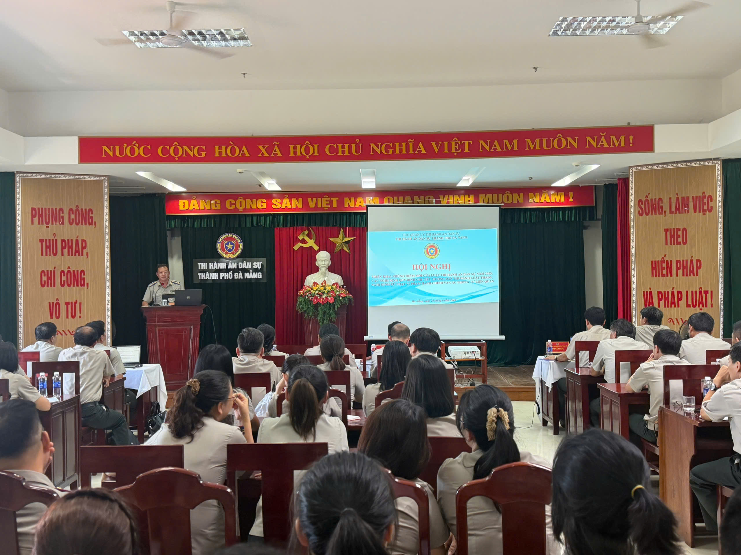 toan-canh-019f086e73b071fbb35bb30a4d1d2a87.jpg toan canh.jpg