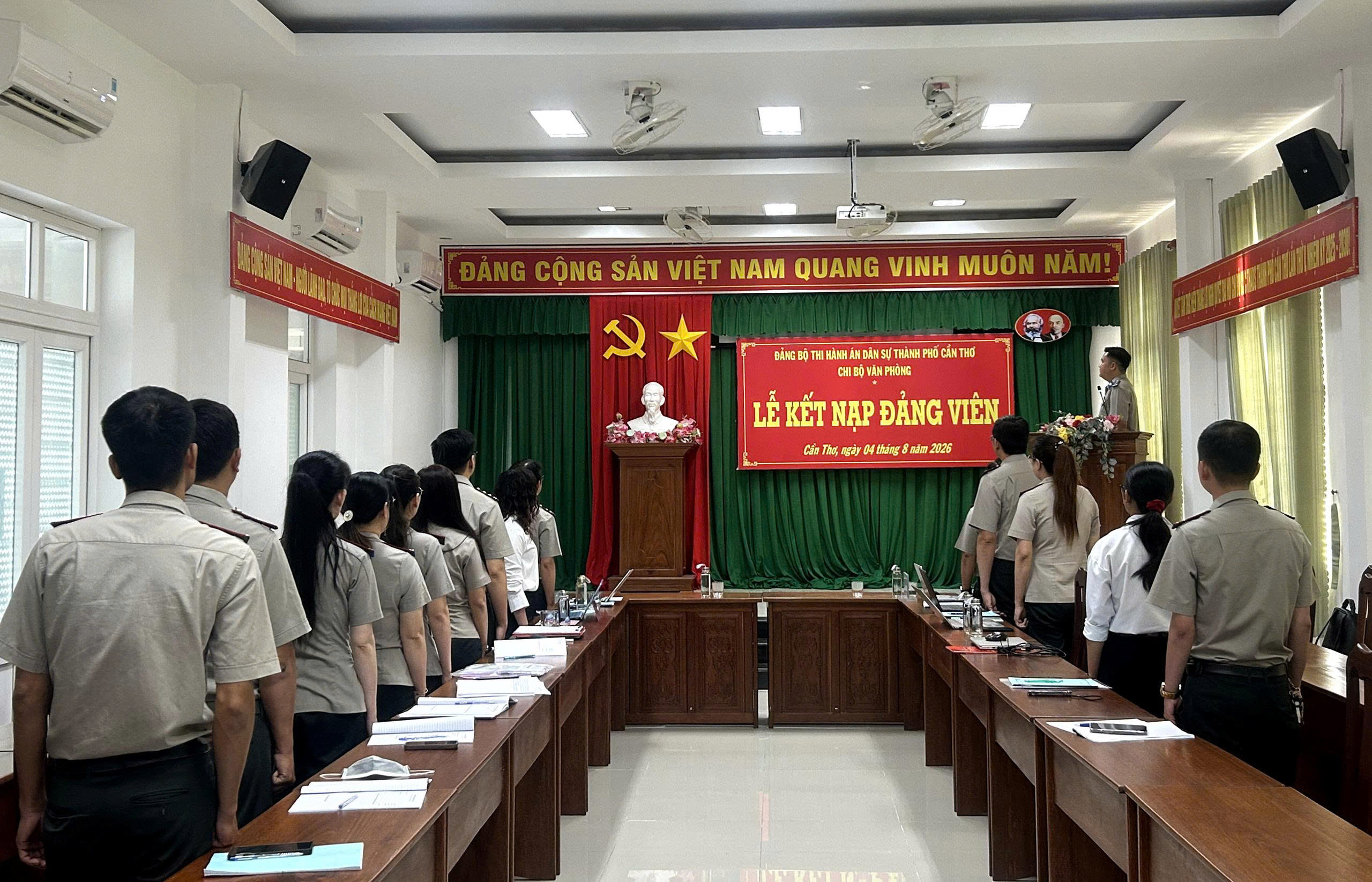 toan-canh-1-019fd9c38613765bbee542c4e409e88e.jpg TOAN CANH 1.jpg