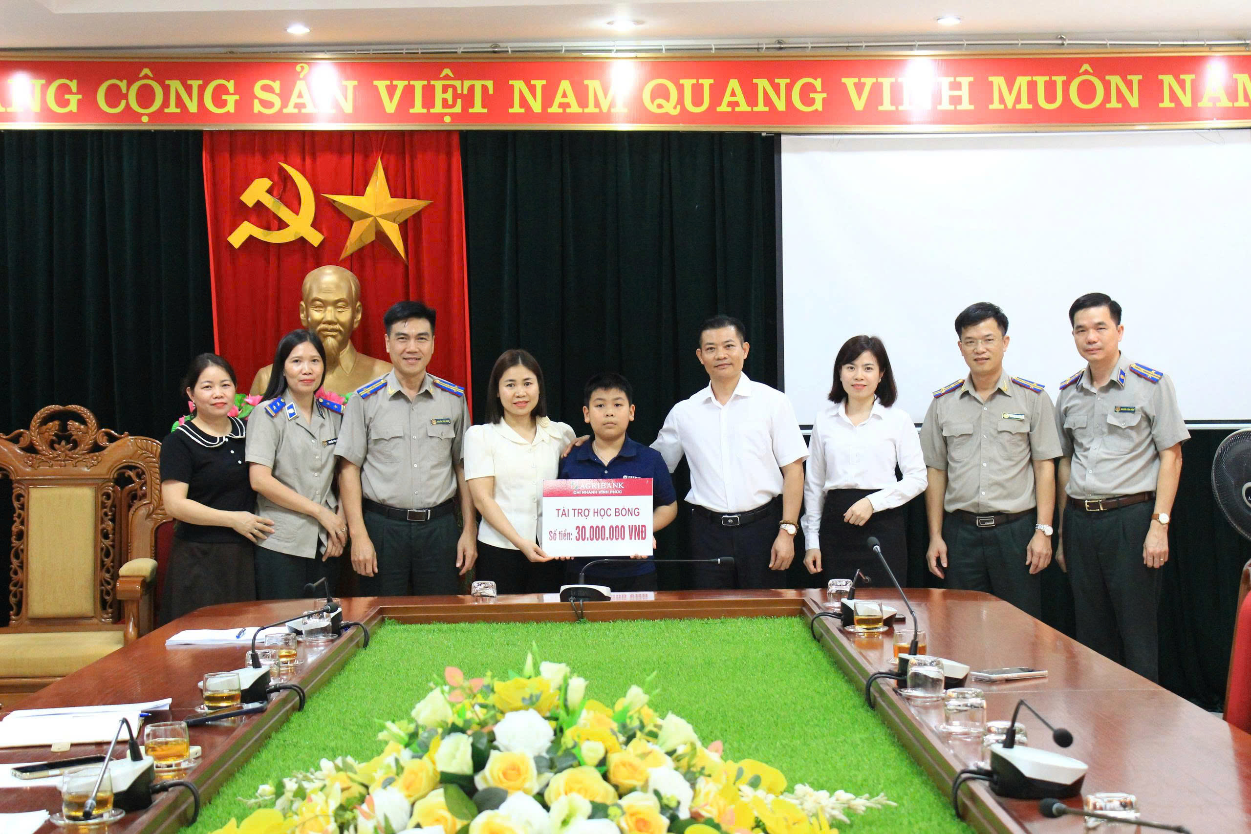 trao-hoc-bong-cho-hoc-sinh-ngheo-44eee5cb2220a37efa31-019f422ebe7b71bca8bed25d57d4eb74.jpg trao học bổng cho học sinh nghèo 44eee5cb2220a37efa31.jpg