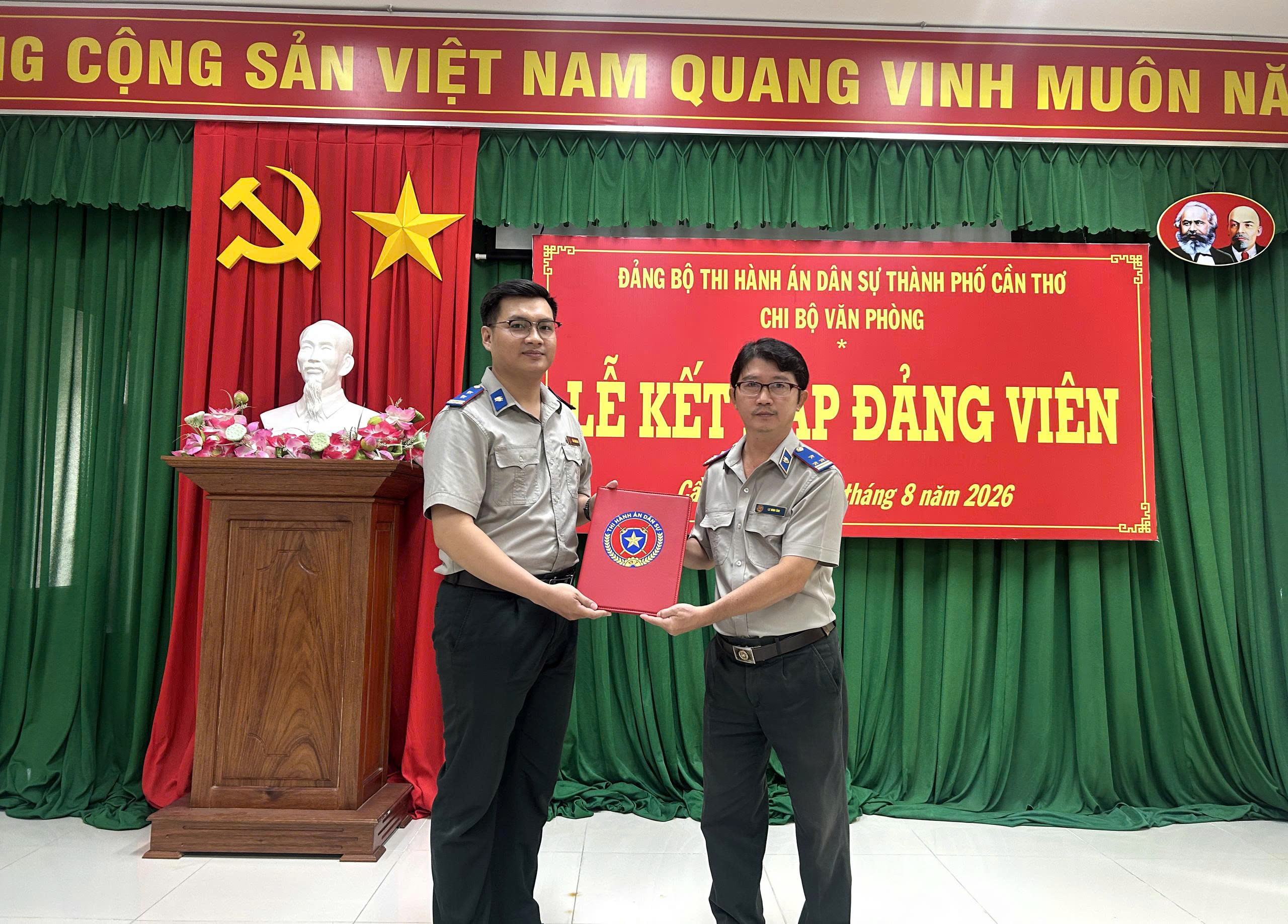trao-quyet-dinh-019fd9c9b62c7d87a10e134838d76cce.jpg TRAO QUYET DINH.jpg