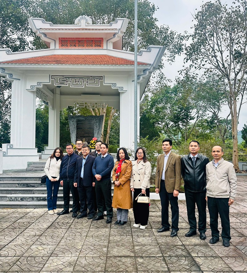 Đoàn công tác Cục Quản lý Thi hành án dân sự dâng hương Đền Hùng và Khu di tích lịch sử Bộ Tư pháp