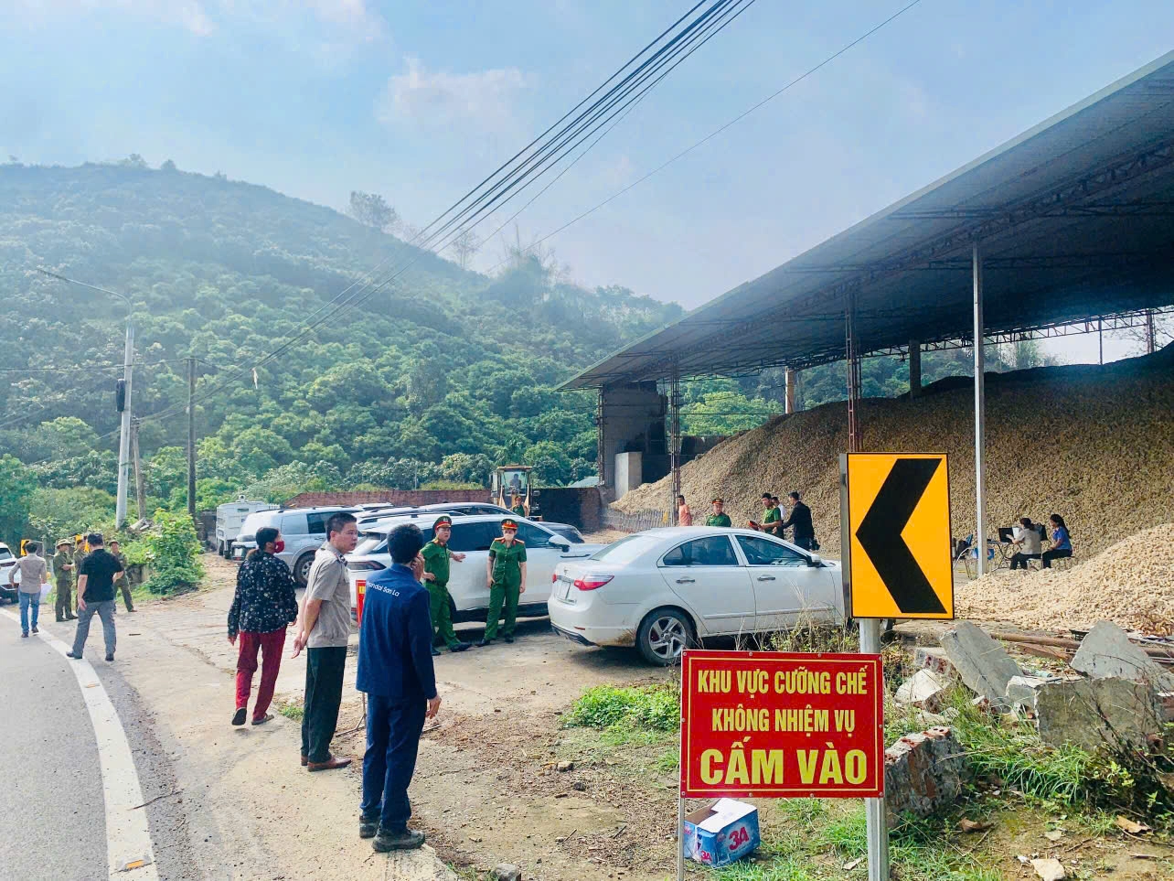 Phòng Thi hành án dân sự khu vực 4 tổ chức cưỡng chế kê biên, xử lý tài sản