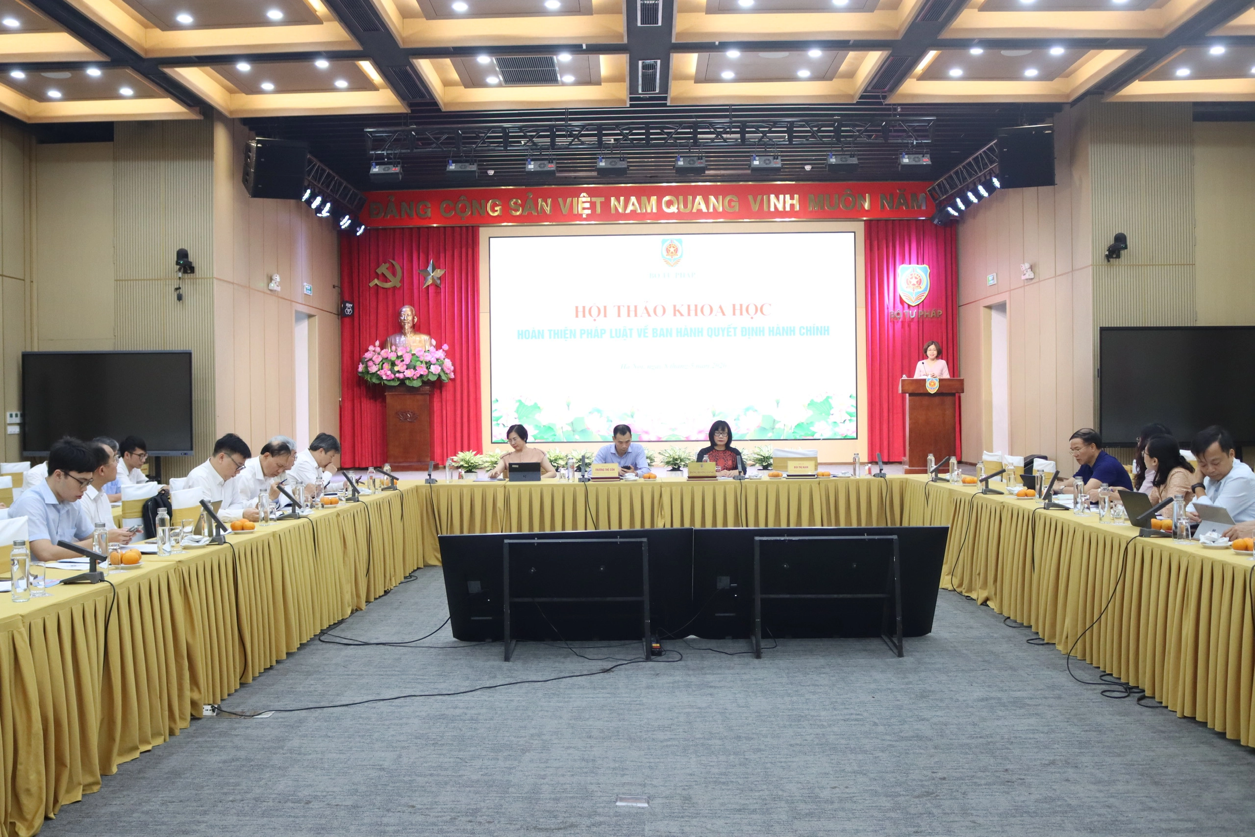 Ban hành quyết định hành chính phải lấy người dân, doanh nghiệp làm trung tâm phục vụ