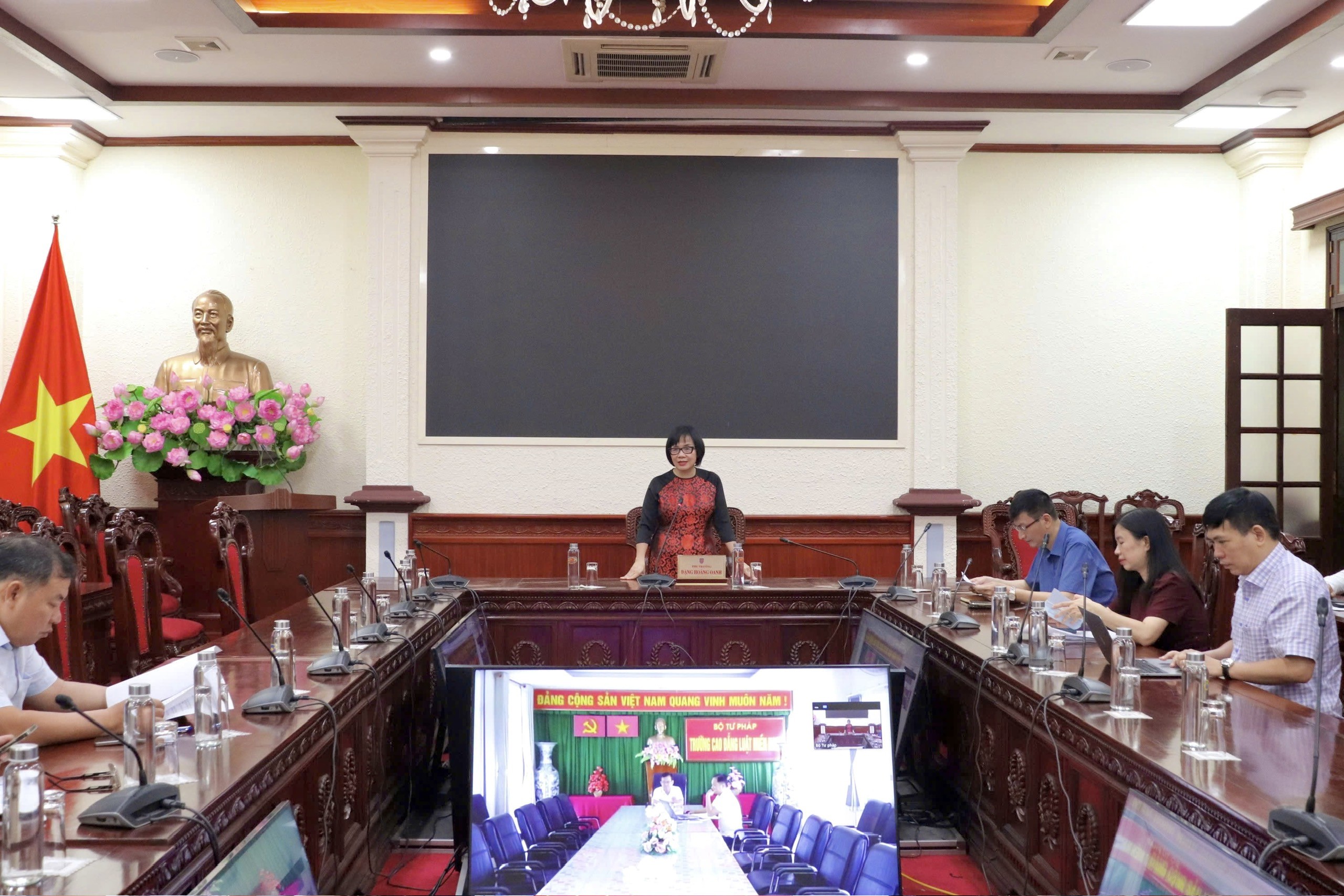 Ảnh đại diện bài viết: thứ trưởng bộ tư pháp đặng hoàng oanh làm việc với các đơn vị.