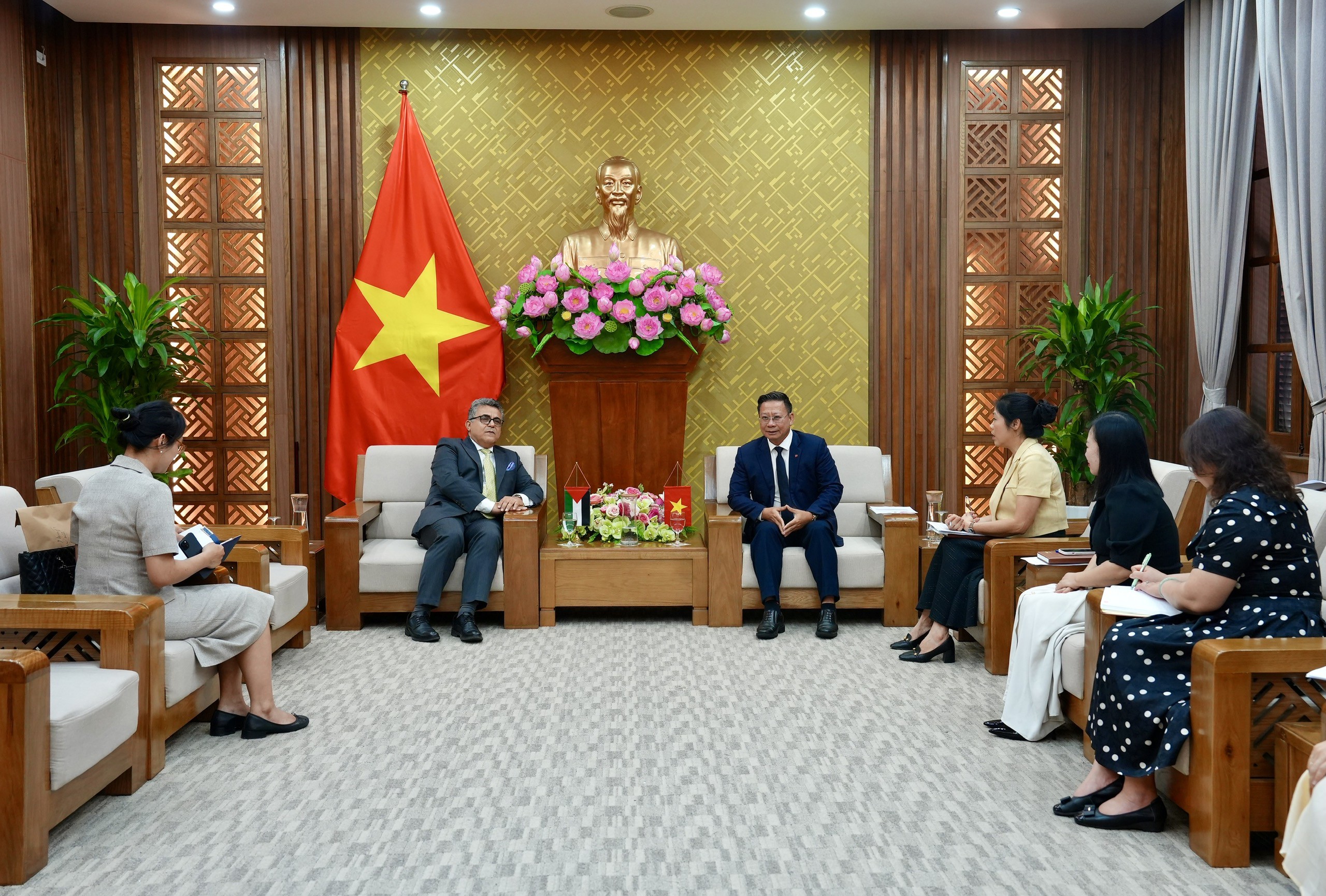 Quang cảnh buổi tiếp