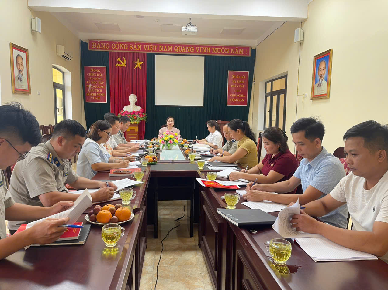 Ảnh đại diện đảng ủy thads tỉnh kiểm tra đối với chi bộ phòng thi hành án dân sự  khu vực 2- tuyên quang và đồng chí bí thư chi bộ, trưởng phòng.