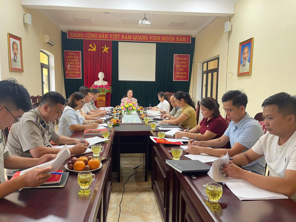Ảnh đại diện Đảng ủy THADS tỉnh kiểm tra đối với Chi bộ Phòng Thi hành án dân sự  khu vực 2- Tuyên Quang và đồng chí Bí thư Chi bộ, Trưởng phòng.