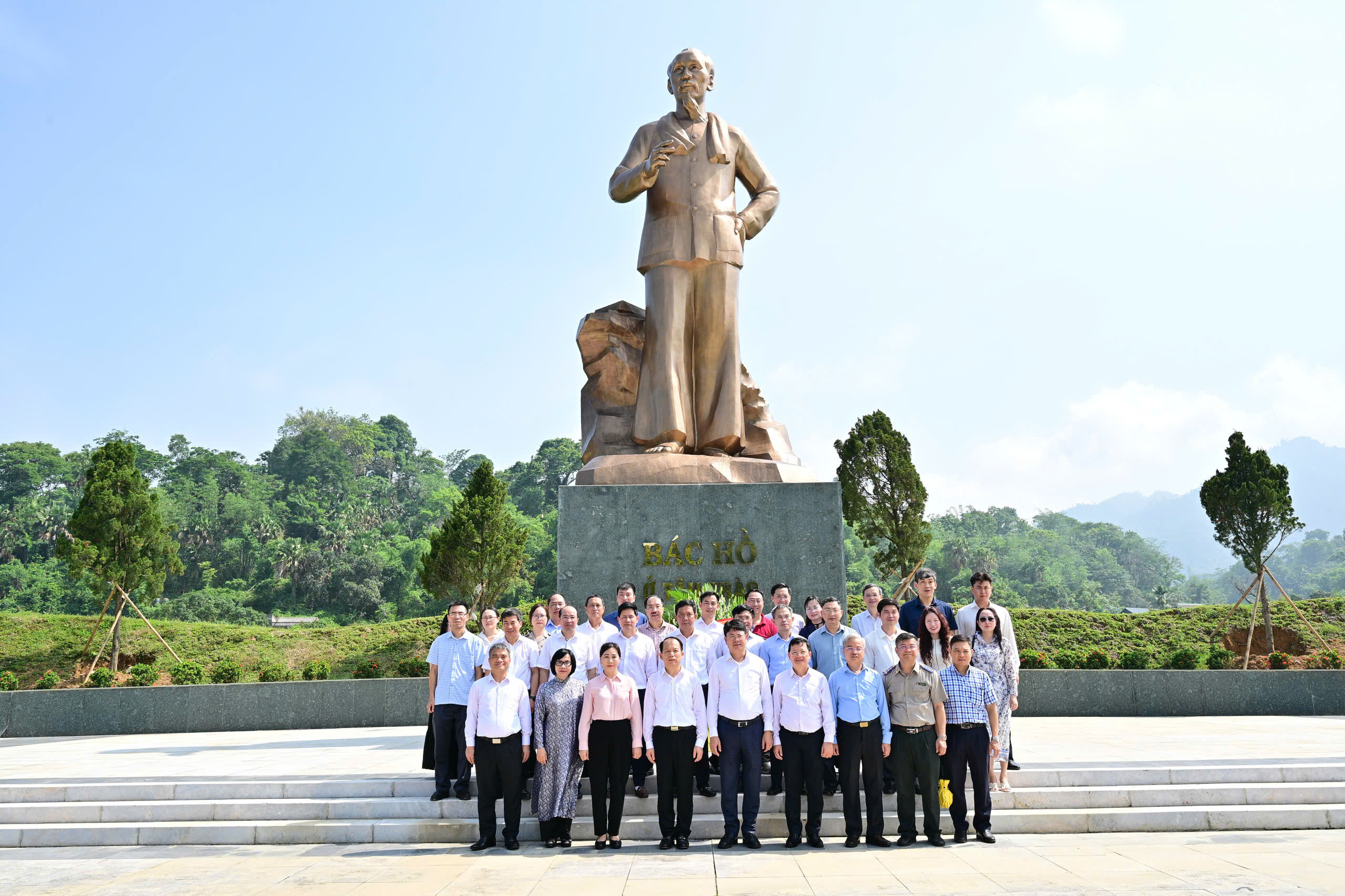 Ảnh đại diện Đoàn đại biểu Bộ Tư pháp về nguồn tại Khu di tích Quốc gia đặc biệt Tân Trào và Khu di tích Bộ Tư pháp