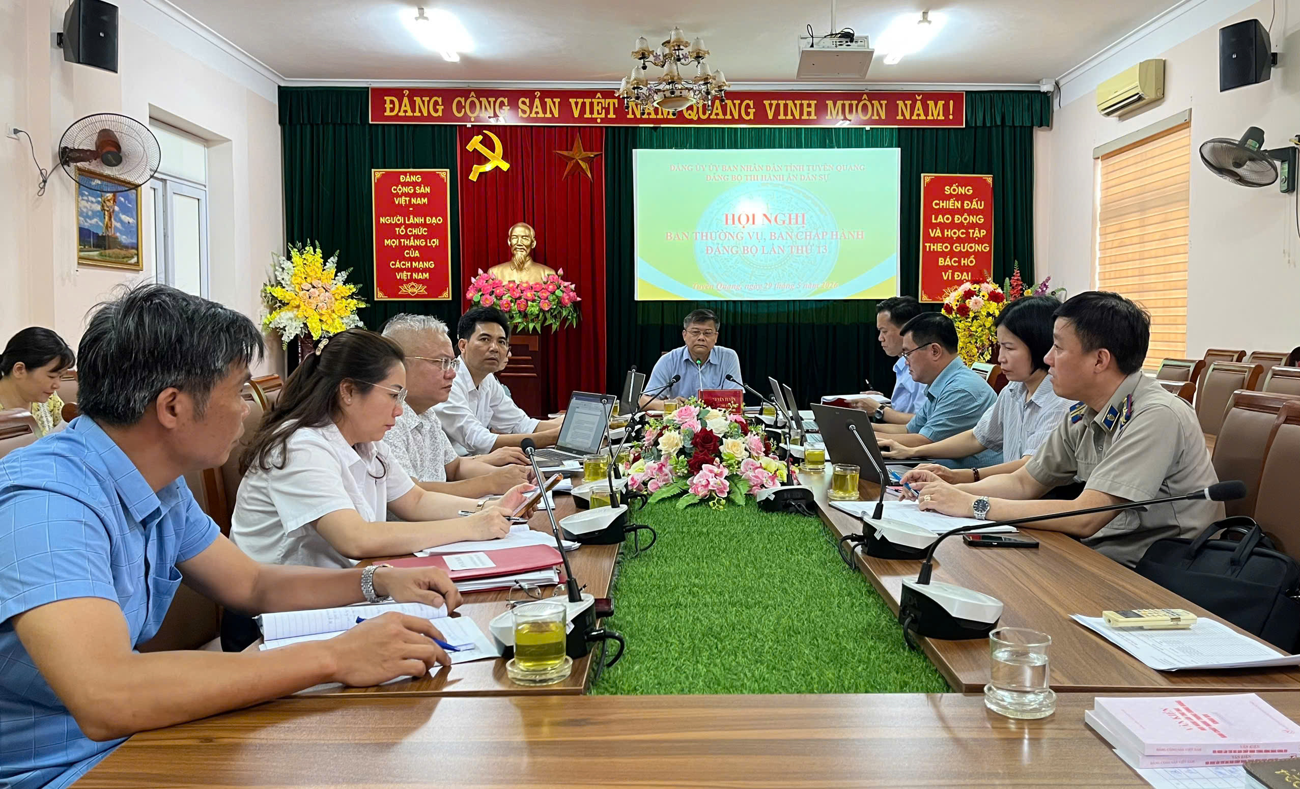 Ảnh đại diện Thi hành án dân sự tỉnh Tuyên Quang tổ chức Hội nghị Ban Chấp hành Đảng bộ lần thứ 13; Hội nghị giao ban Lãnh đạo THADS tỉnh và sơ kết 01 năm thực hiện sắp xếp TCBM Hệ thống THADS gắn với thực hiện sắp xếp ĐVHC các cấp và hoạt động của CQĐP 2 cấp